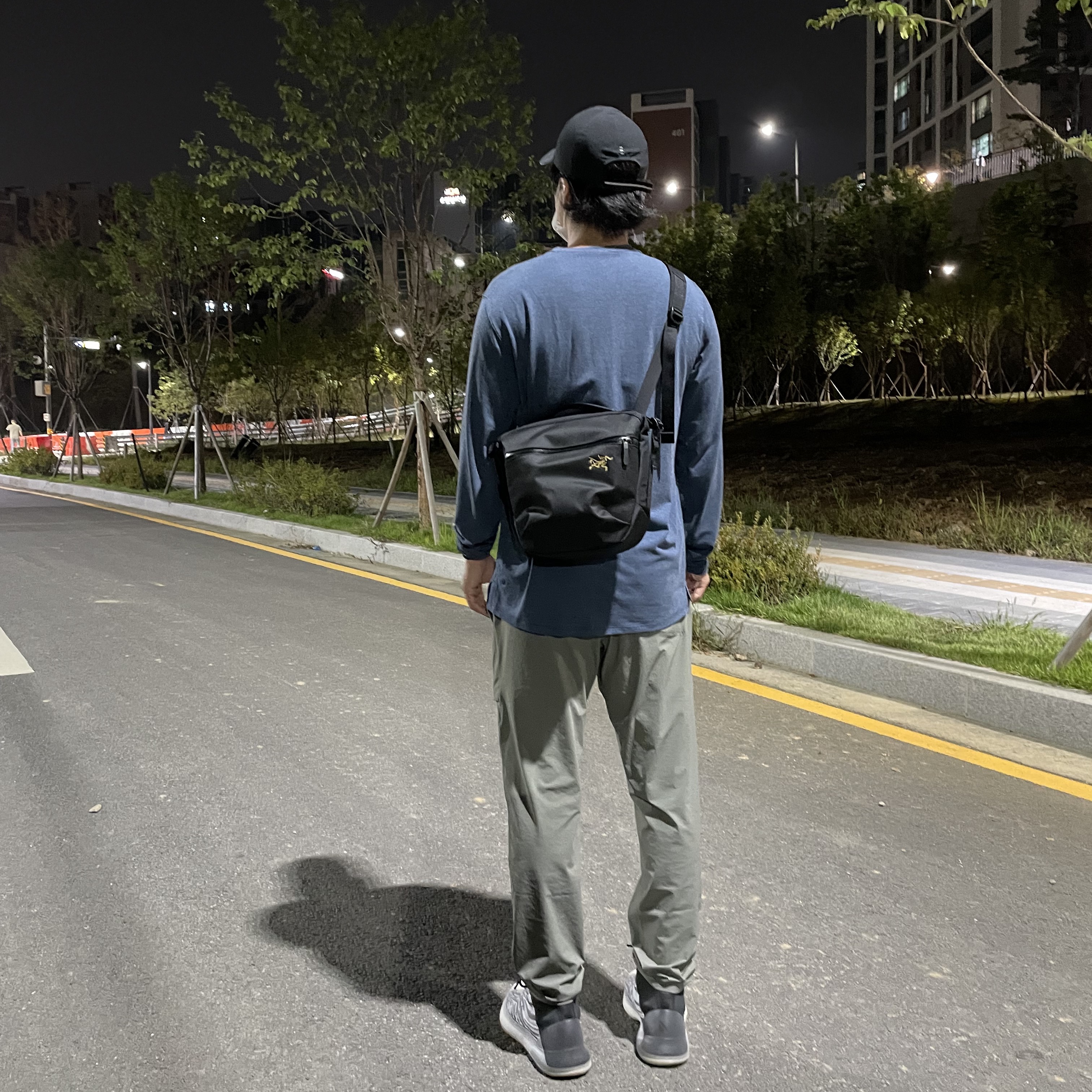 Arc'teryx Arro 8 Shoulder Bag Black, Adidas Yeezy QNTM Lifestyle 착용 스타일