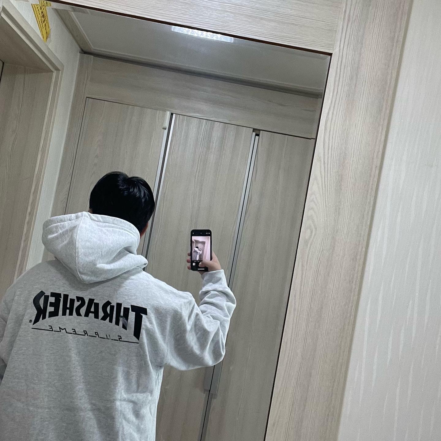 Supreme x Thrasher Hooded Sweatshirt Ash Grey - 21FW 착용 스타일 - 1