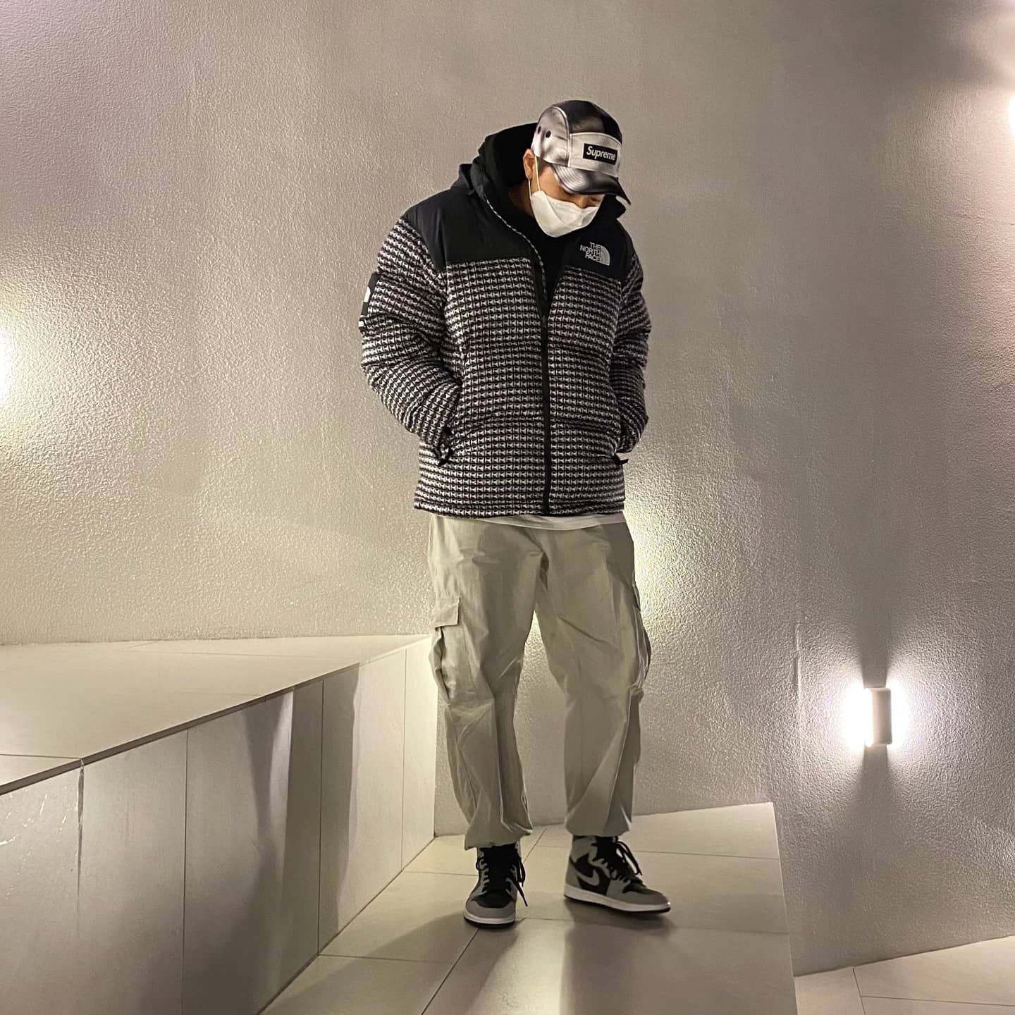 Jordan 1 Retro High OG Shadow 2.0, Supreme x The North Face Studded Nuptse Jacket Black - 21SS 착용 스타일 - 1