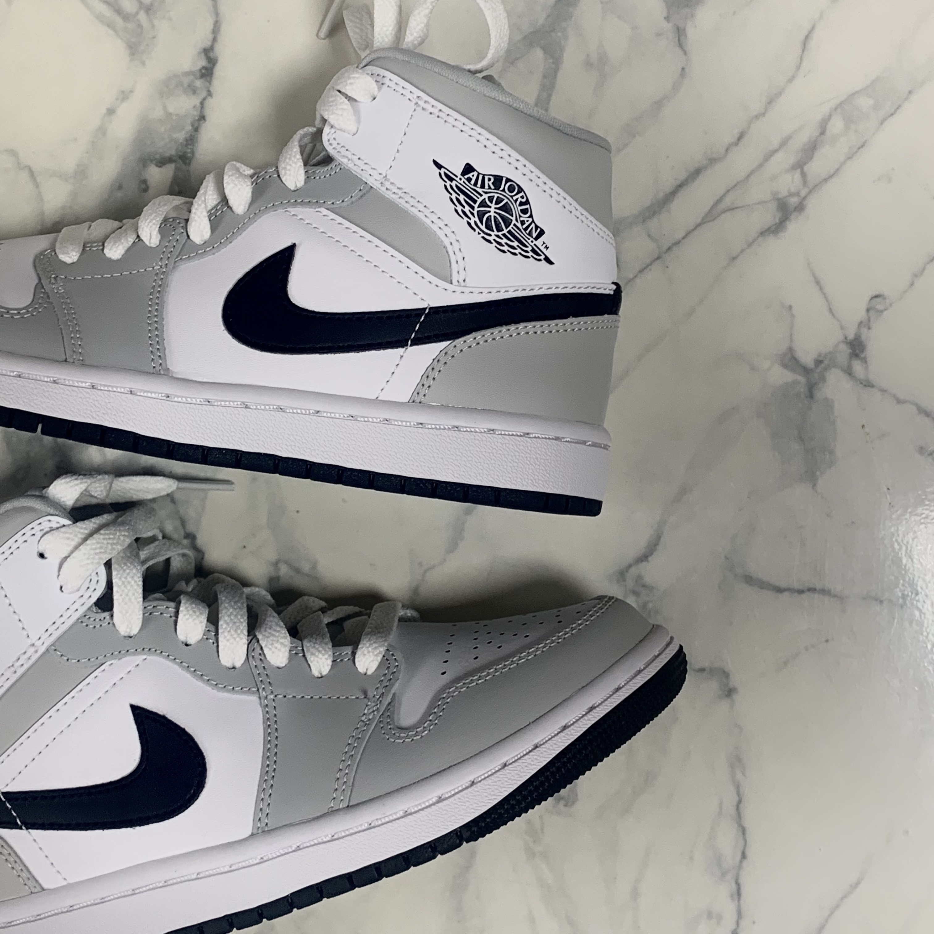 (W) Jordan 1 Mid Grey Fog 착용 스타일 - 1