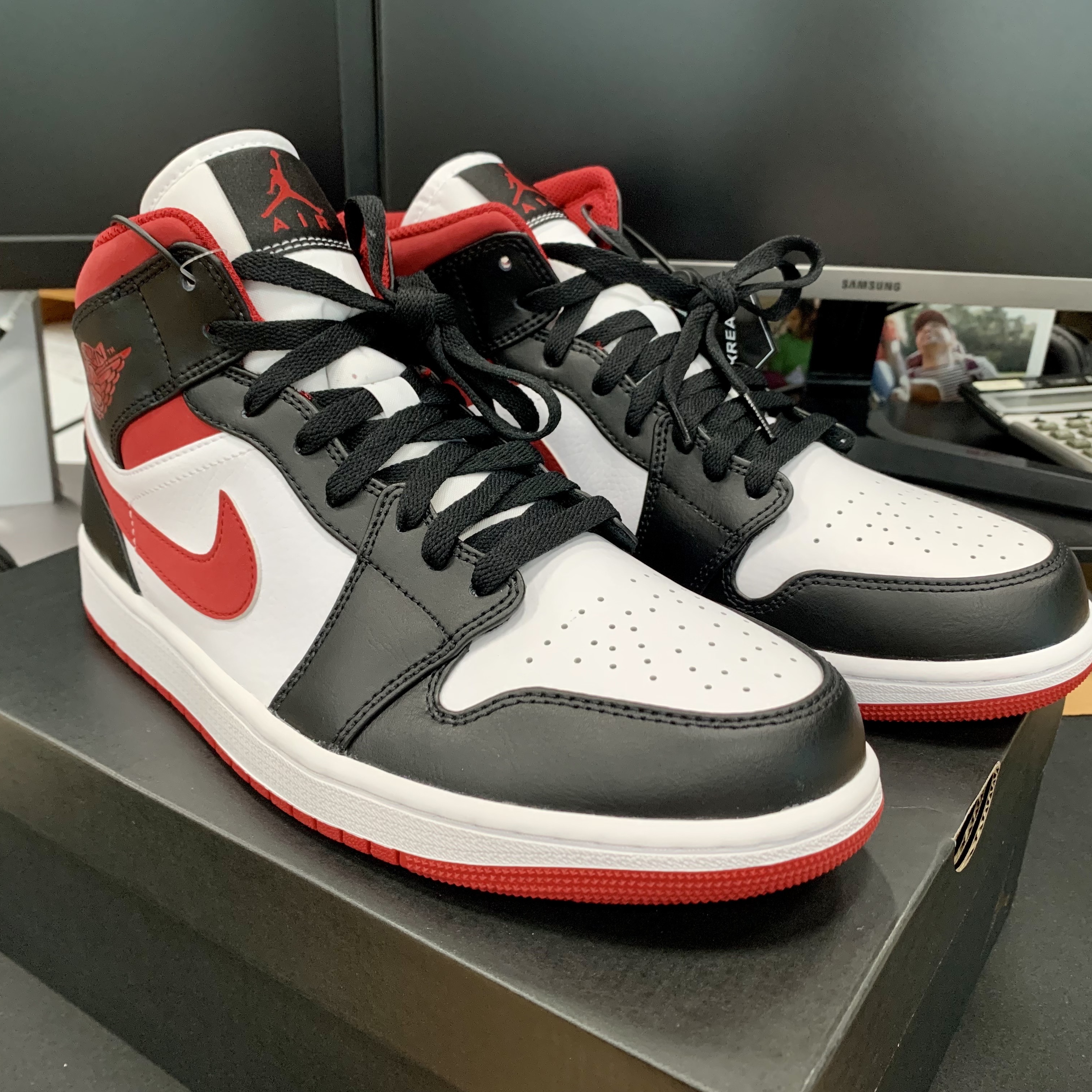 Jordan 1 Mid Gym Red Black White 착용 스타일 - 3