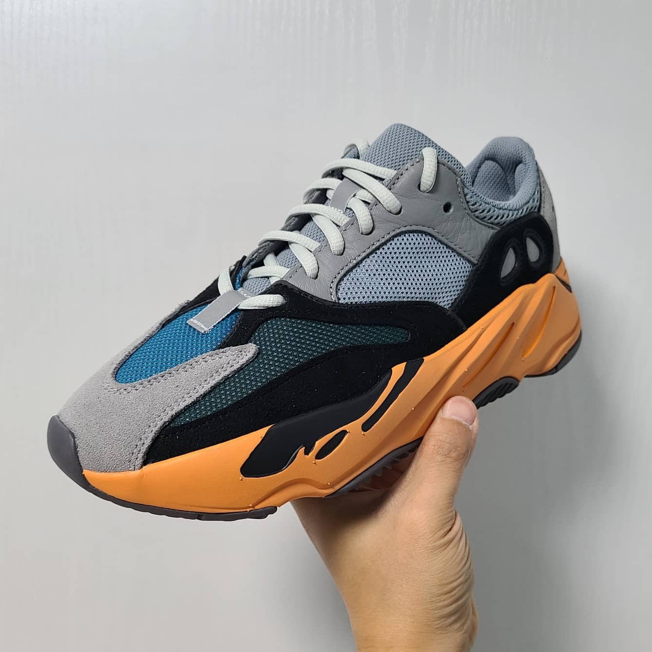 Adidas Yeezy Boost 700 Wash Orange 착용 스타일 - 1