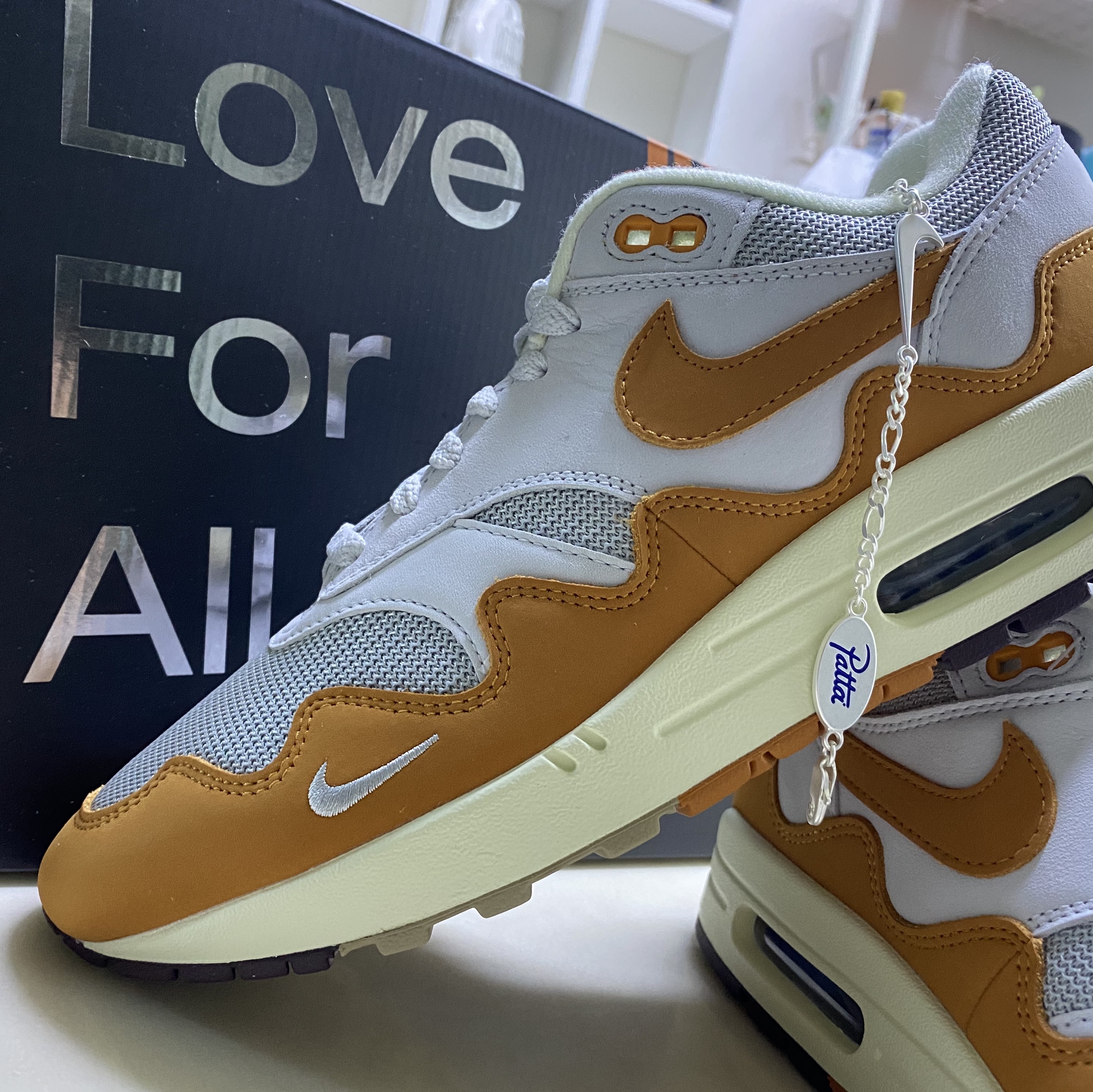 Nike x Patta Air Max 1 Monarch 착용 스타일