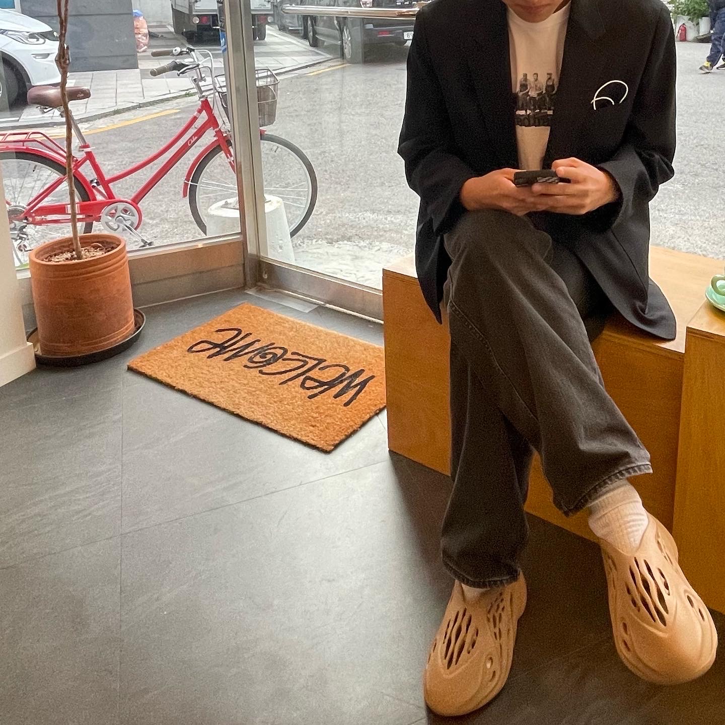 Adidas Yeezy Foam RNNR Ochre 착용 스타일