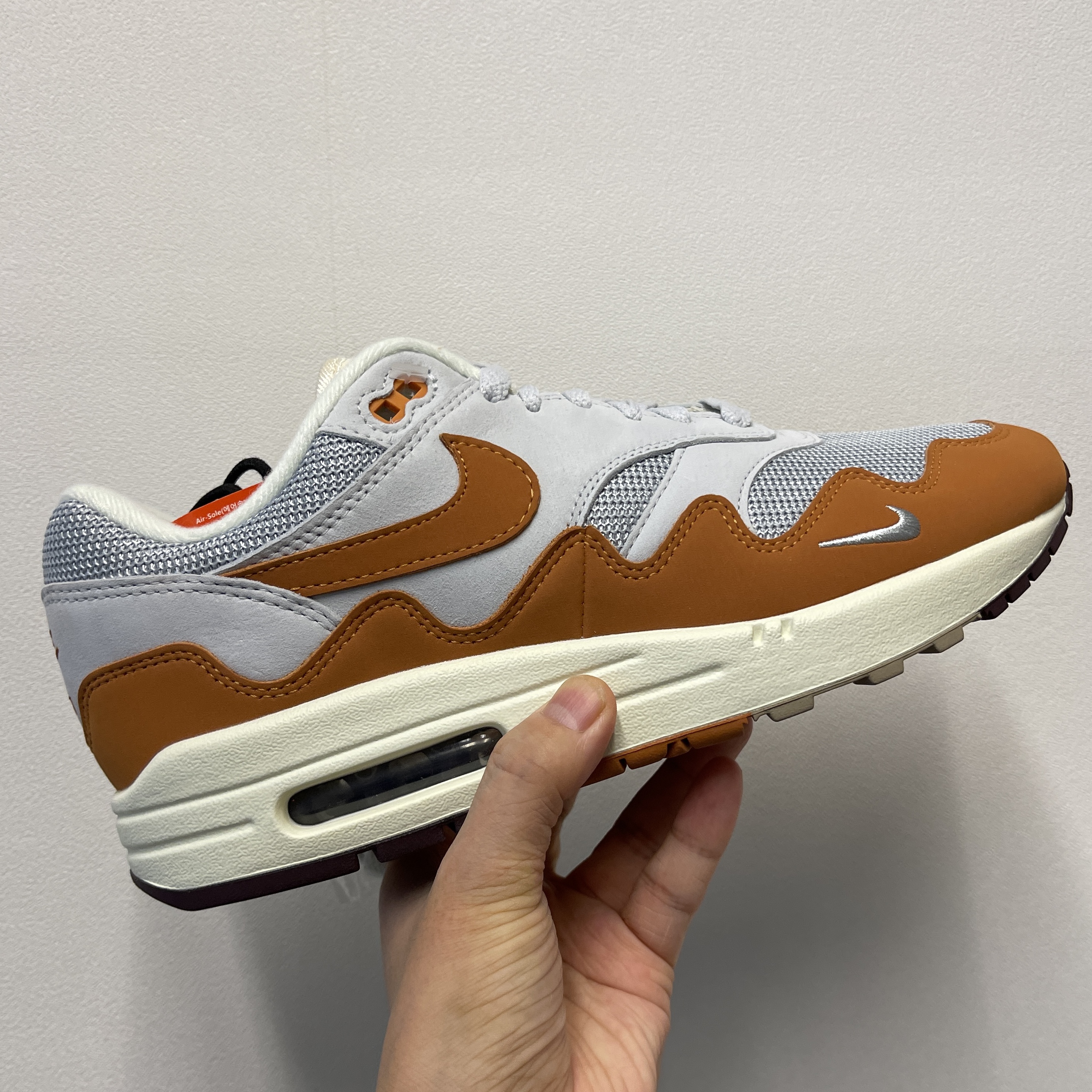 Nike x Patta Air Max 1 Monarch 착용 스타일