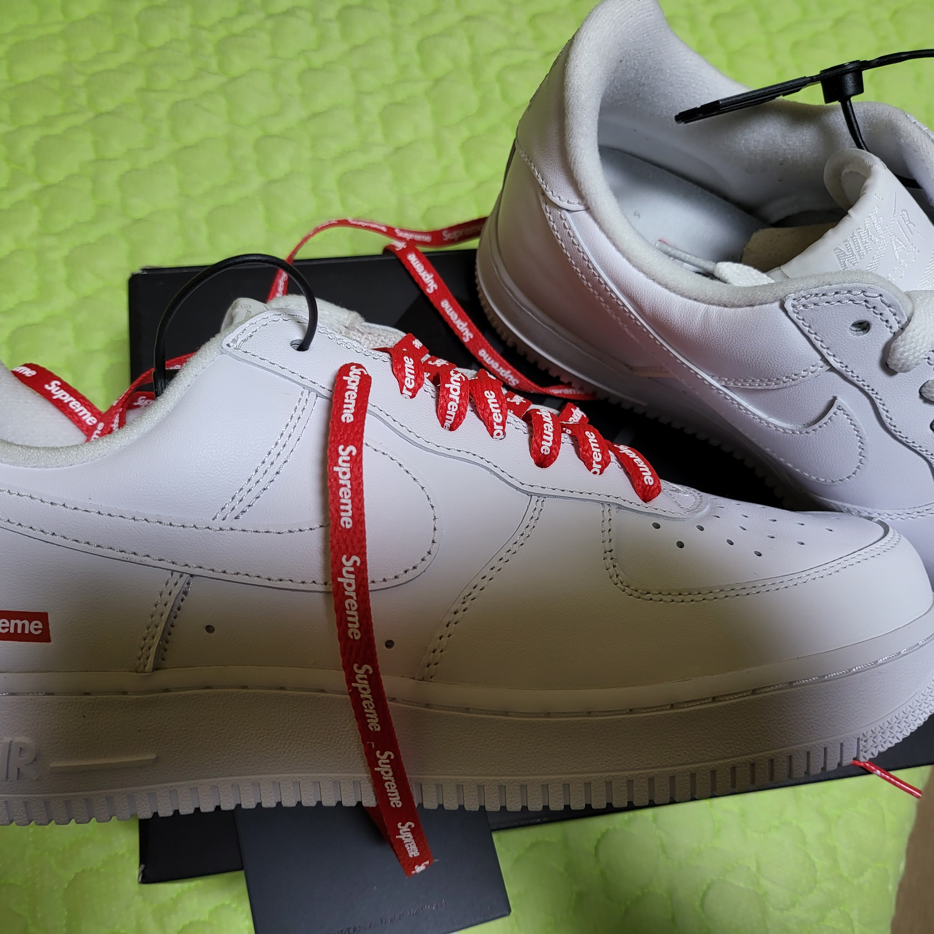 Nike x Supreme Air Force 1 Low White 착용 스타일