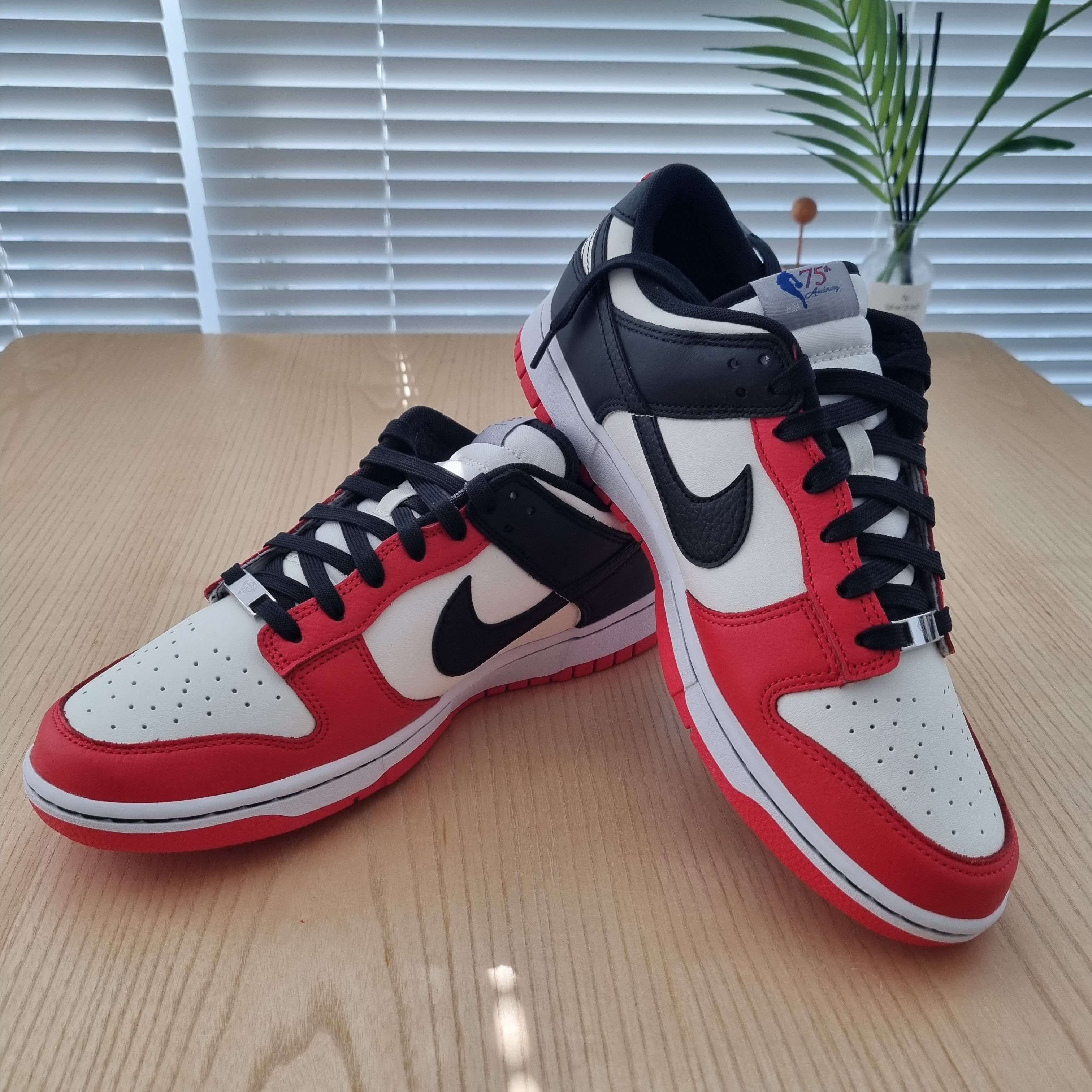 Nike x NBA Dunk Low Retro EMB Black and Chile Red 착용 스타일 - 1
