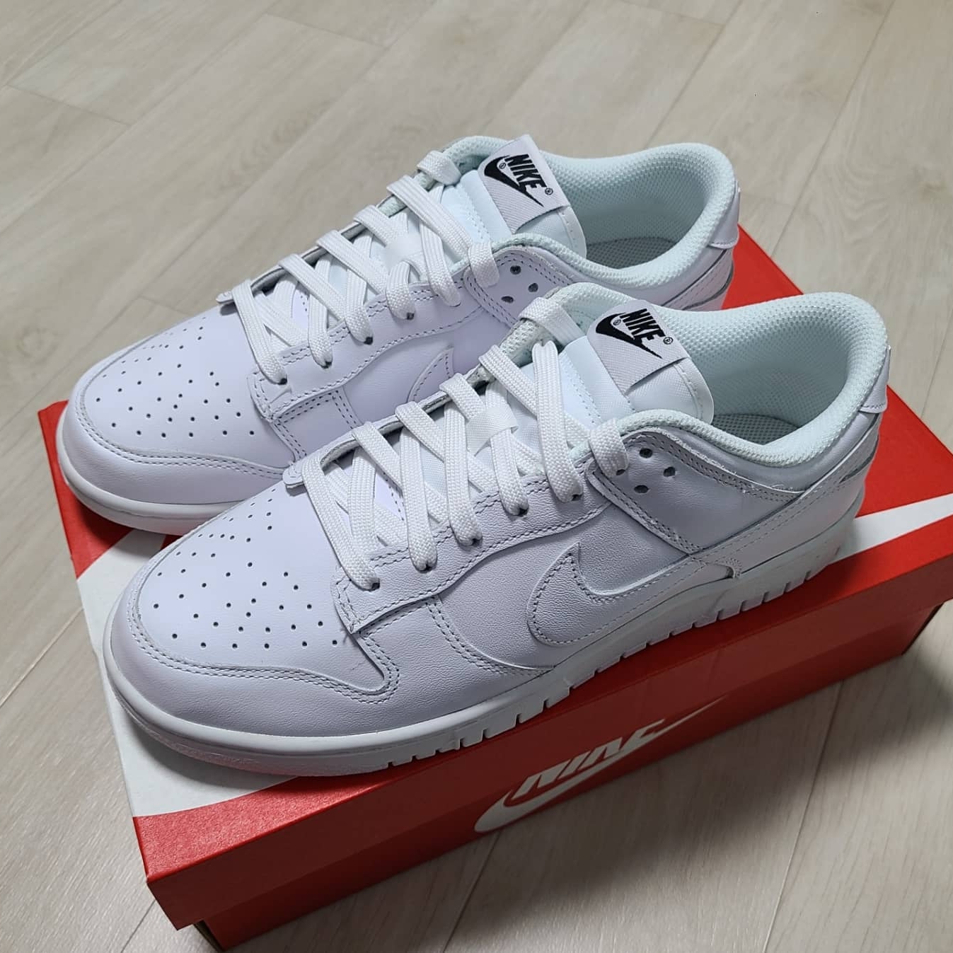 (W) Nike Dunk Low Triple White 착용 스타일 - 2