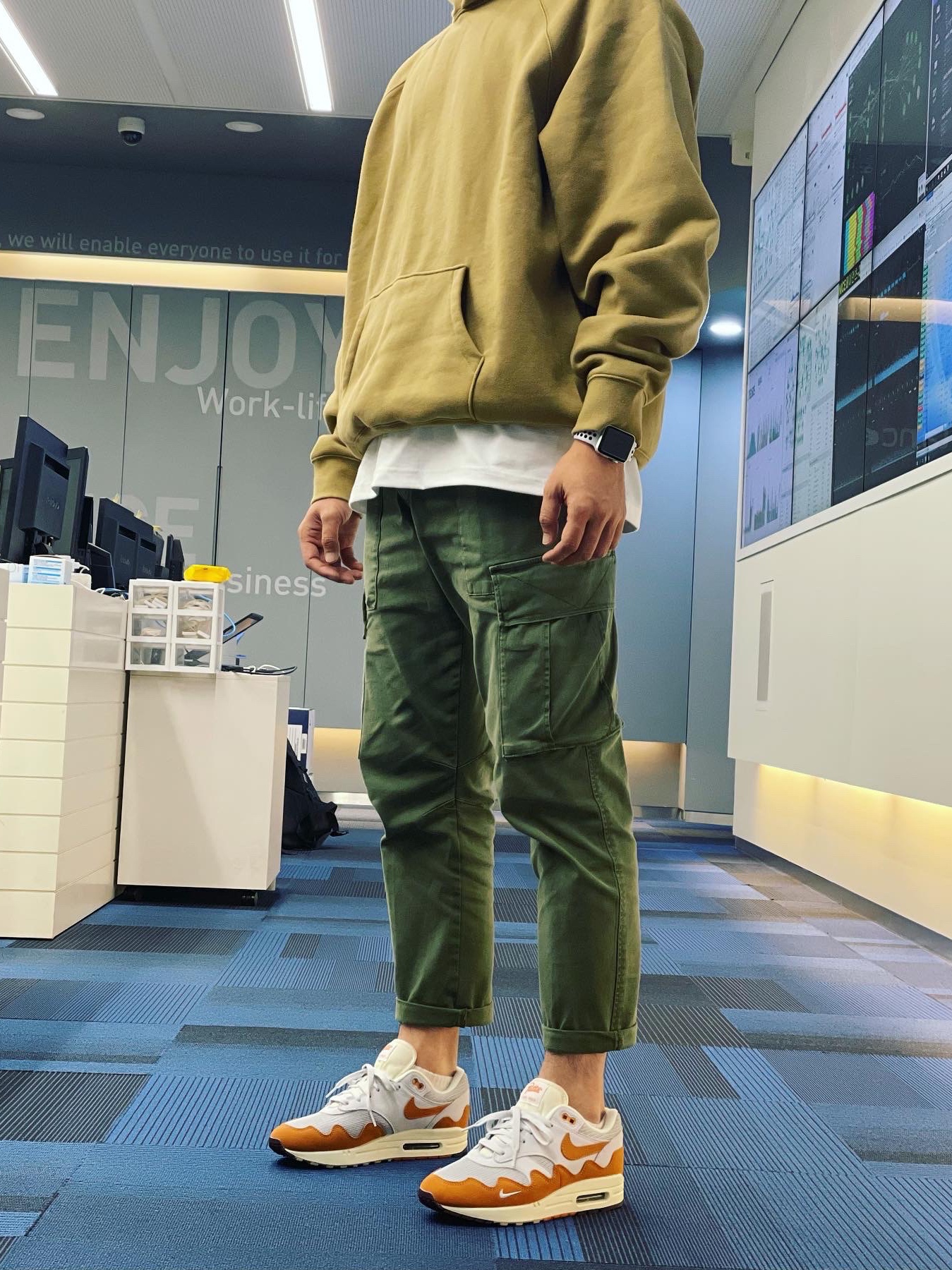 Essentials Pull-Over Hoodie Amber - 21FW, Nike x Patta Air Max 1 Monarch 착용 스타일 - 1