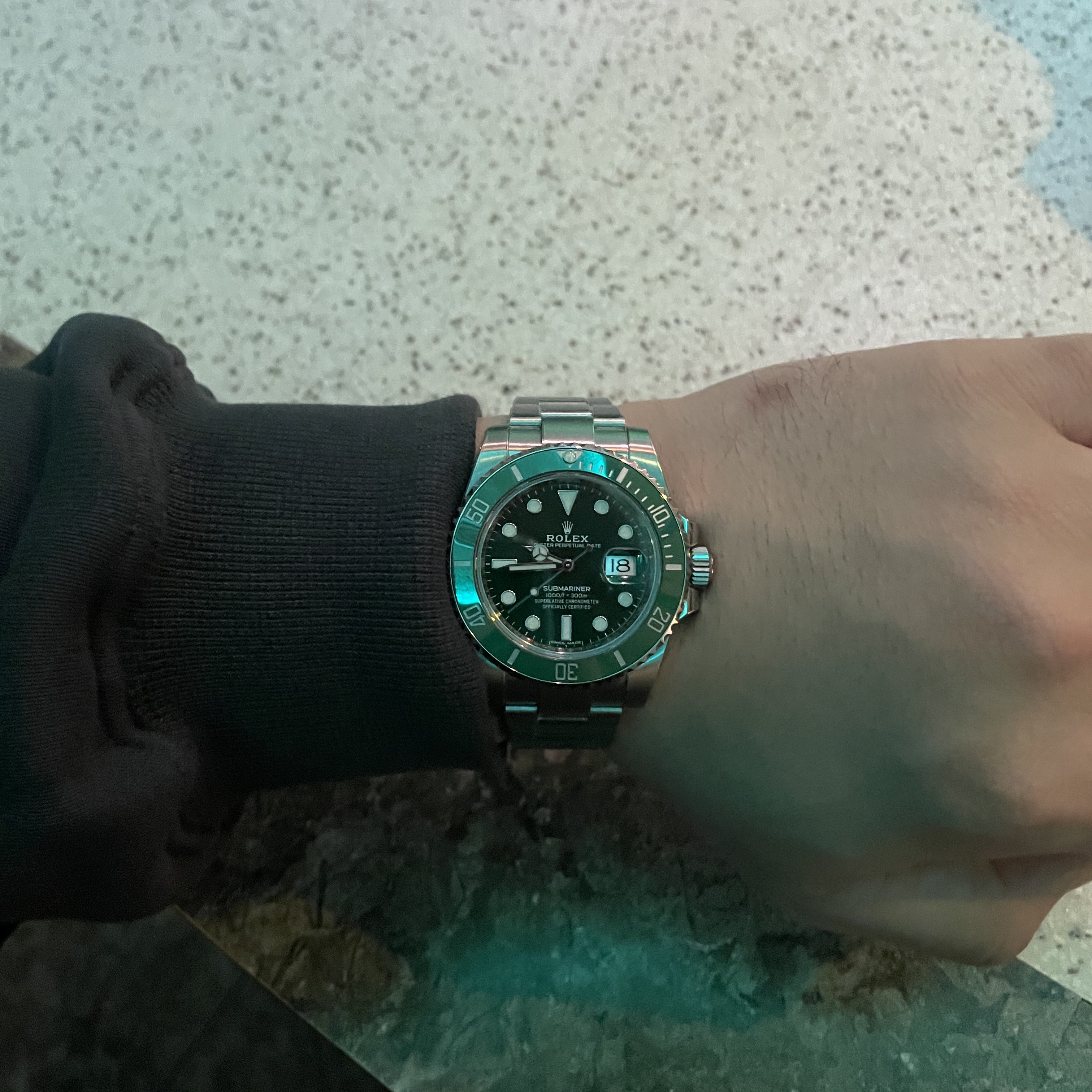 Rolex Submariner Date 40mm 116610LV Green Oyster 착용 스타일
