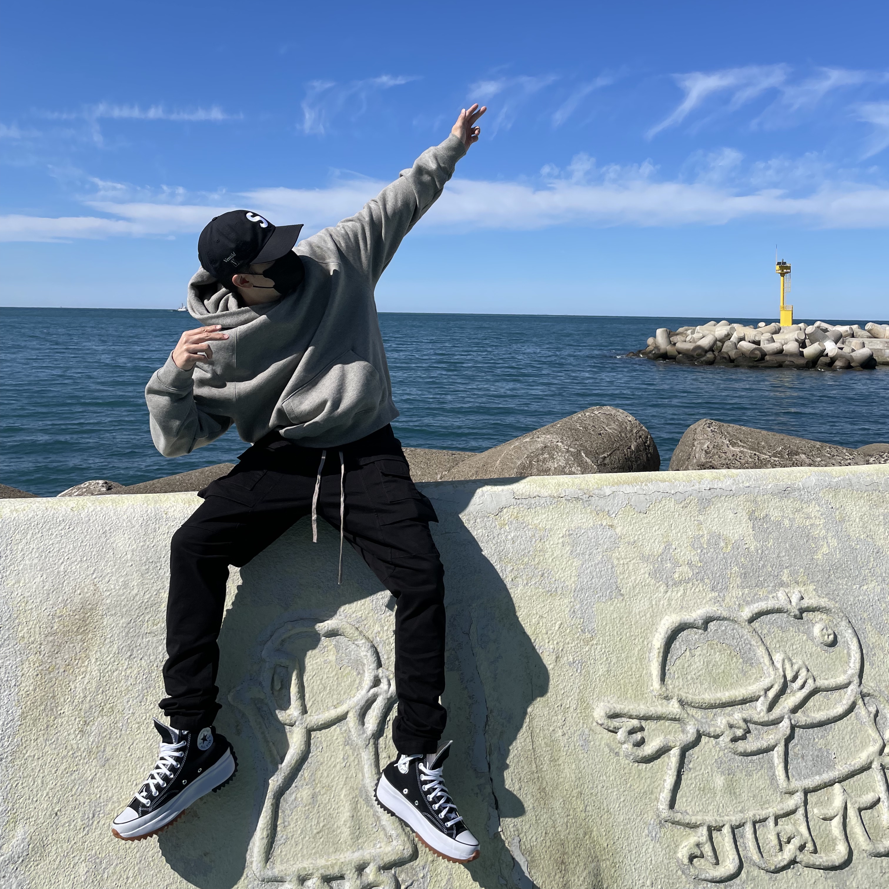 Converse Run Star Hike Hi Black White Gum, Essentials Pull-Over Hoodie Heather Oatmeal - 21SS 착용 스타일 - 2
