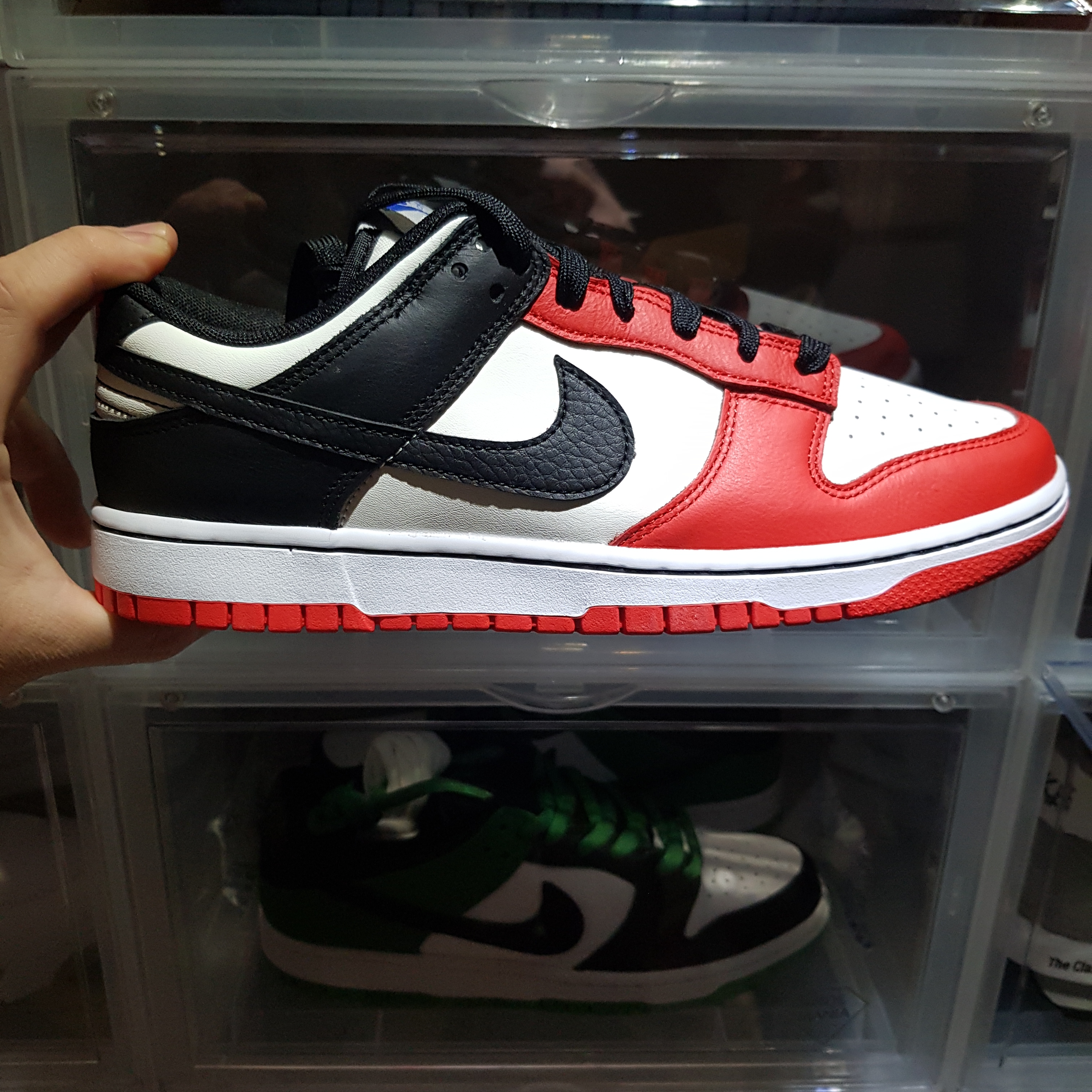 Nike x NBA Dunk Low Retro EMB Black and Chile Red 착용 스타일