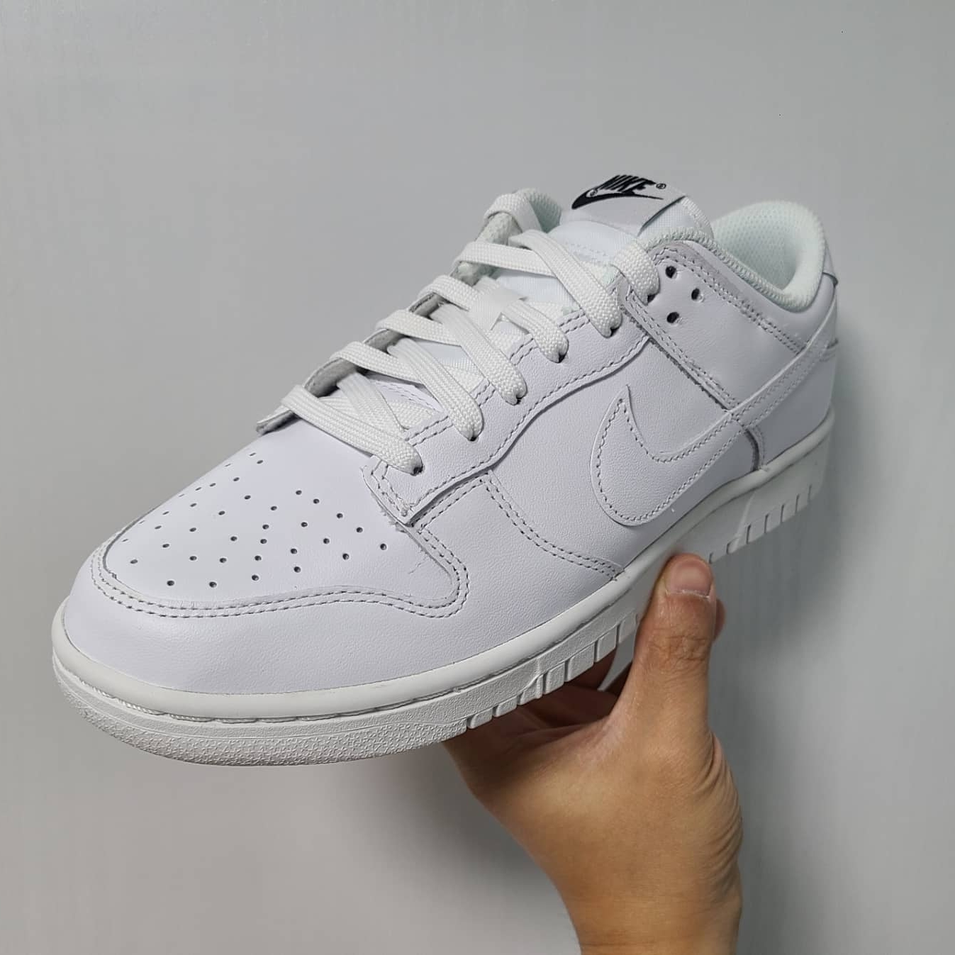 (W) Nike Dunk Low Triple White 착용 스타일 - 1