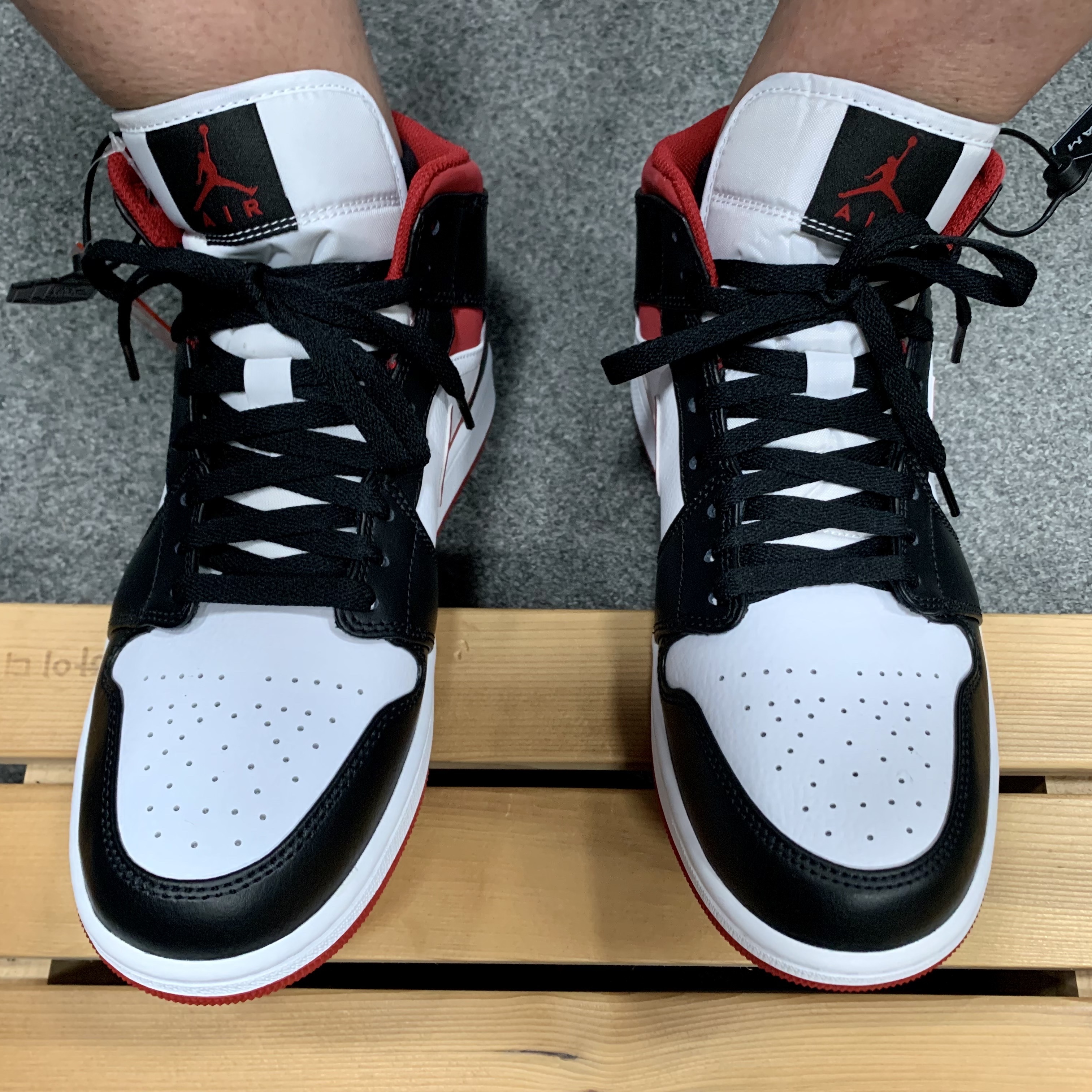 Jordan 1 Mid Gym Red Black White 착용 스타일 - 4