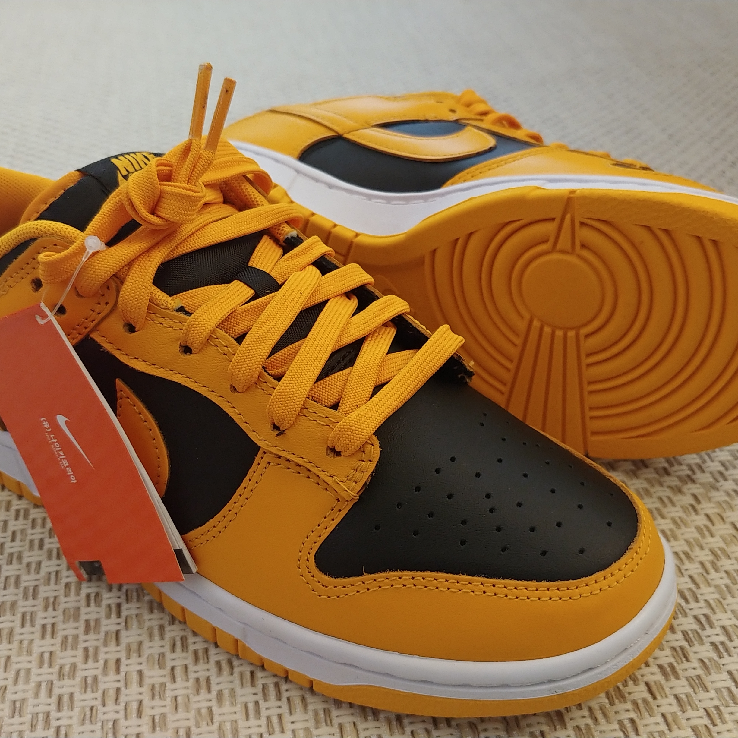 Nike Dunk Low Retro Championship Goldenrod 착용 스타일 - 1