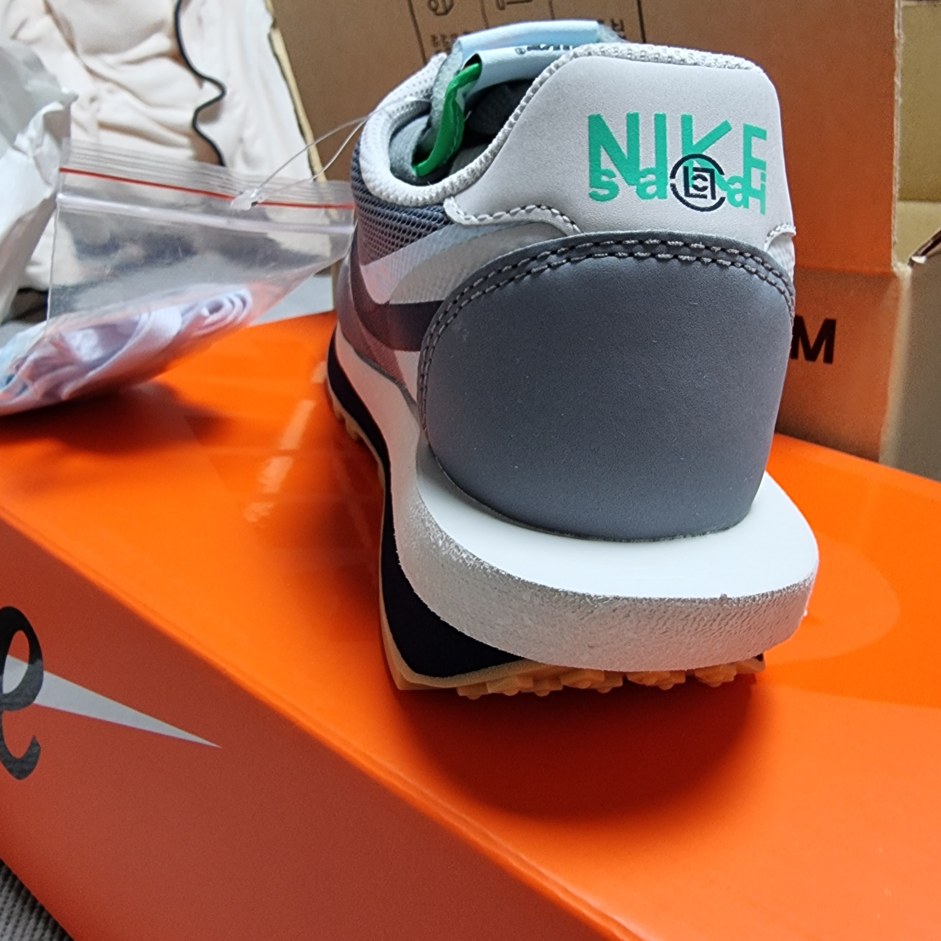 Nike x Sacai x Clot LDWaffle Cool Grey 착용 스타일 - 2