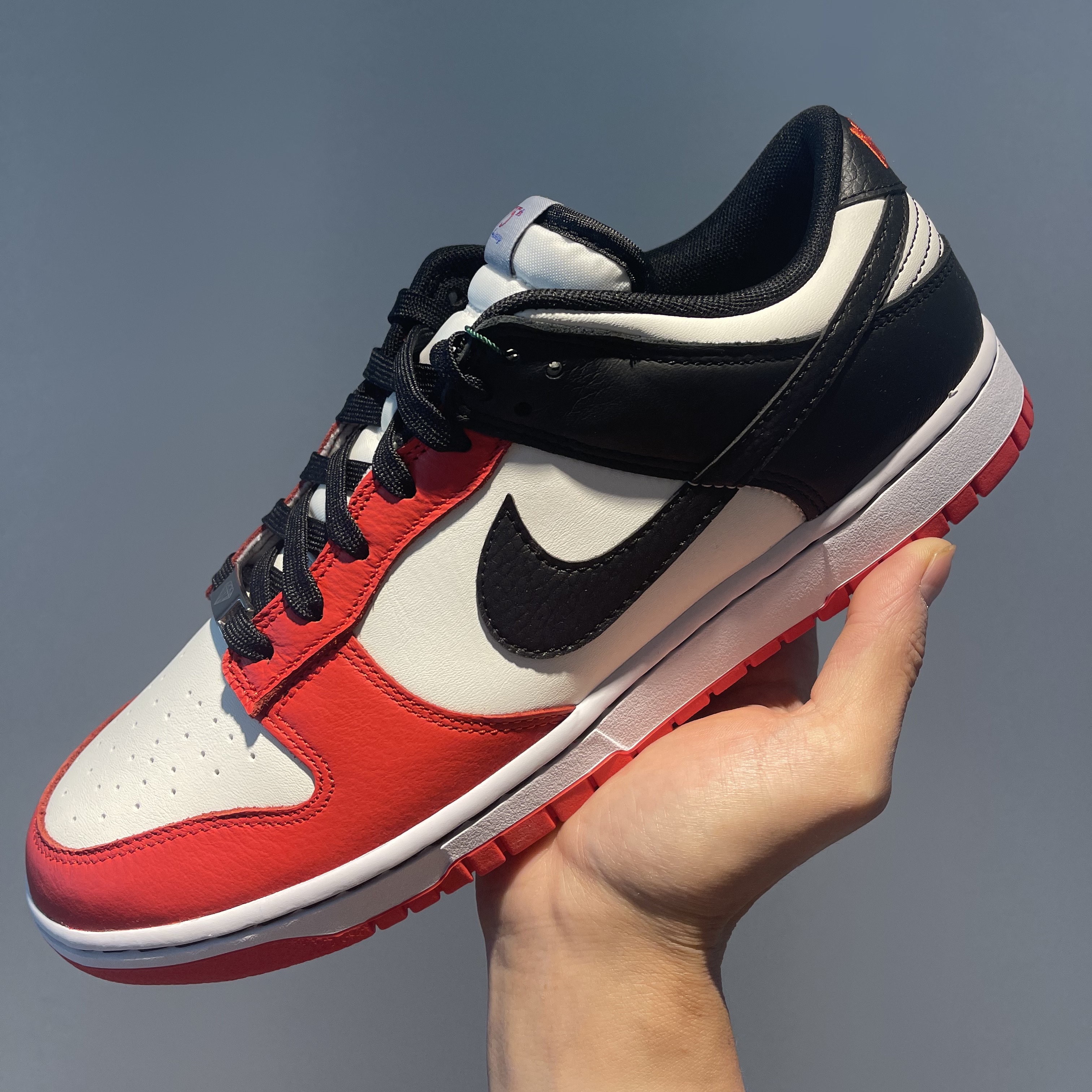 Nike x NBA Dunk Low Retro EMB Black and Chile Red 착용 스타일