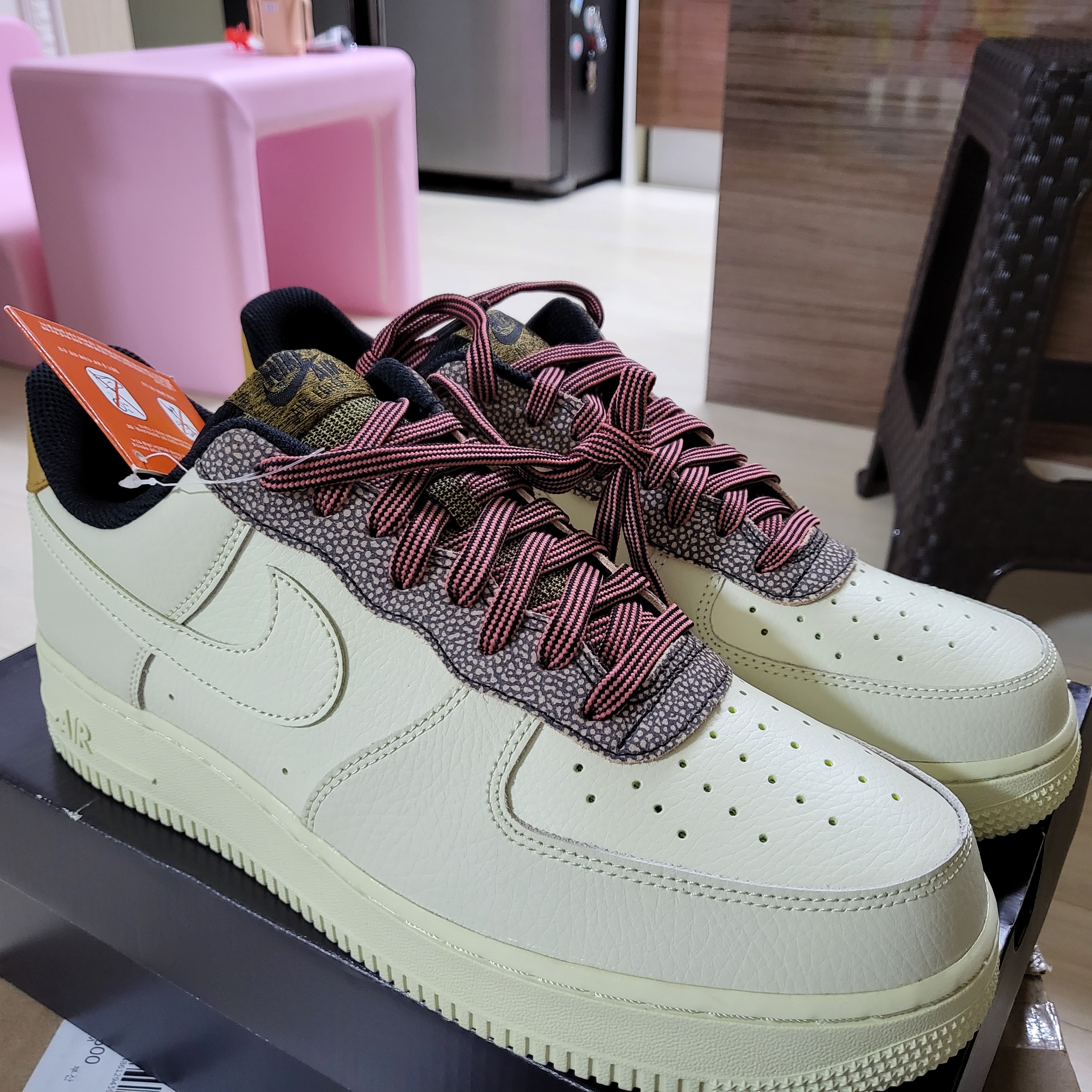Nike Air Force 1 '07 LV8 Low Fossil 착용 스타일 - 1