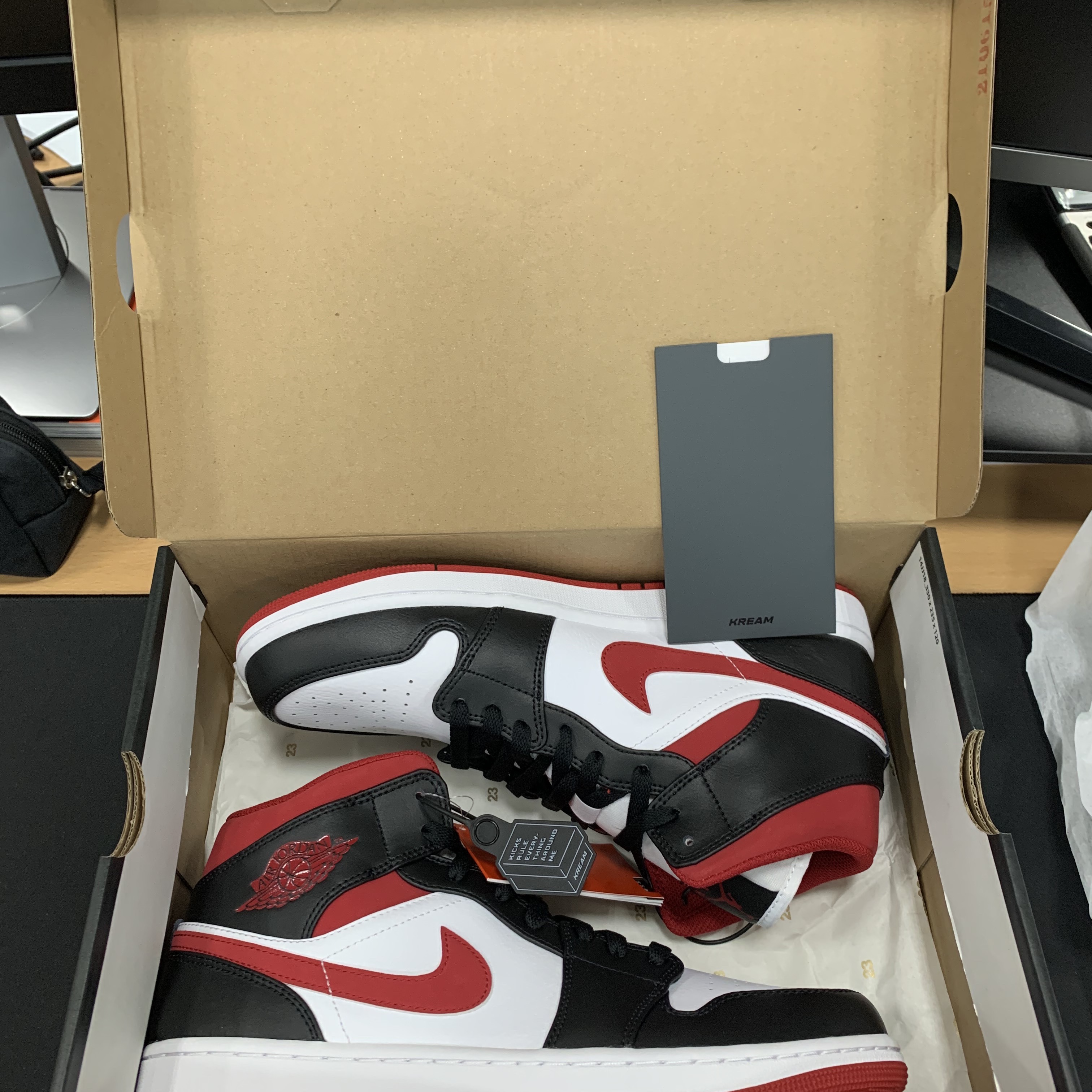 Jordan 1 Mid Gym Red Black White 착용 스타일 - 2
