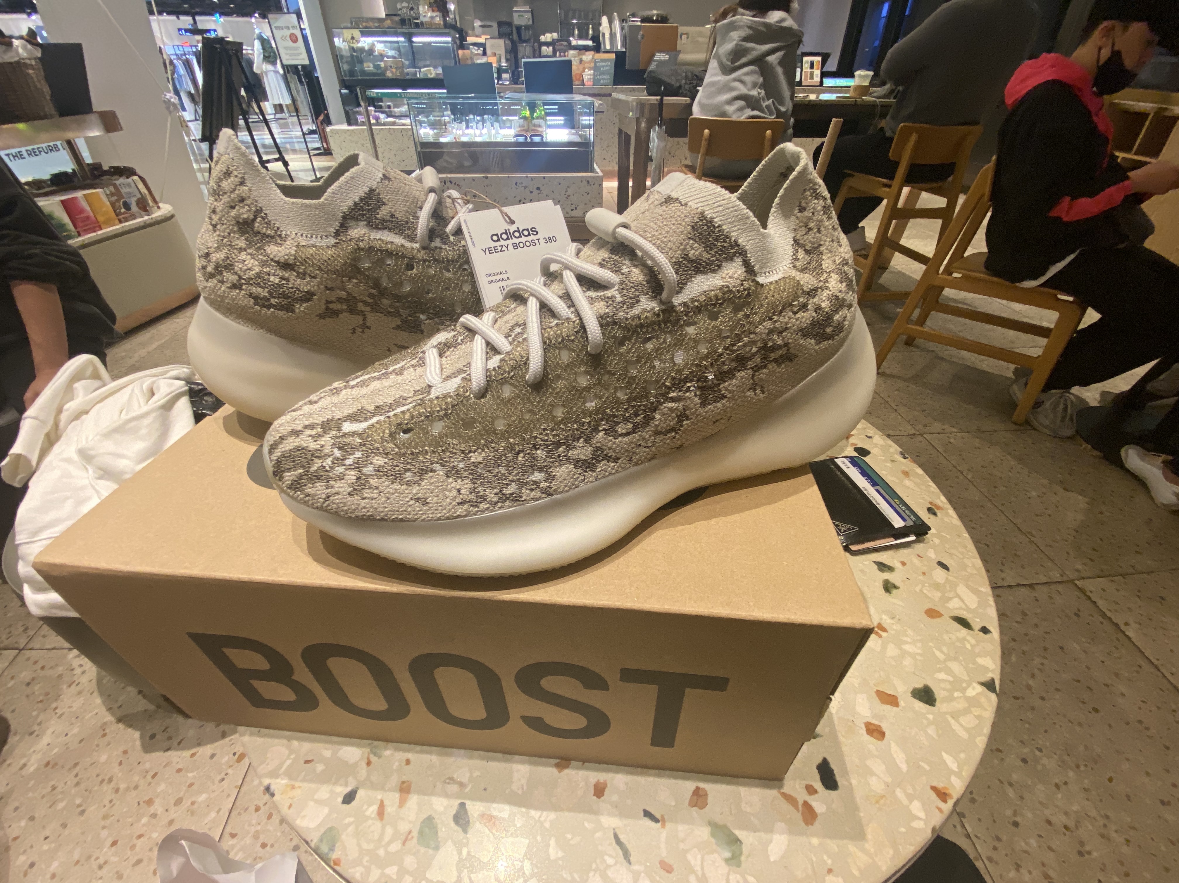 Adidas Yeezy Boost 380 Pyrite 착용 스타일