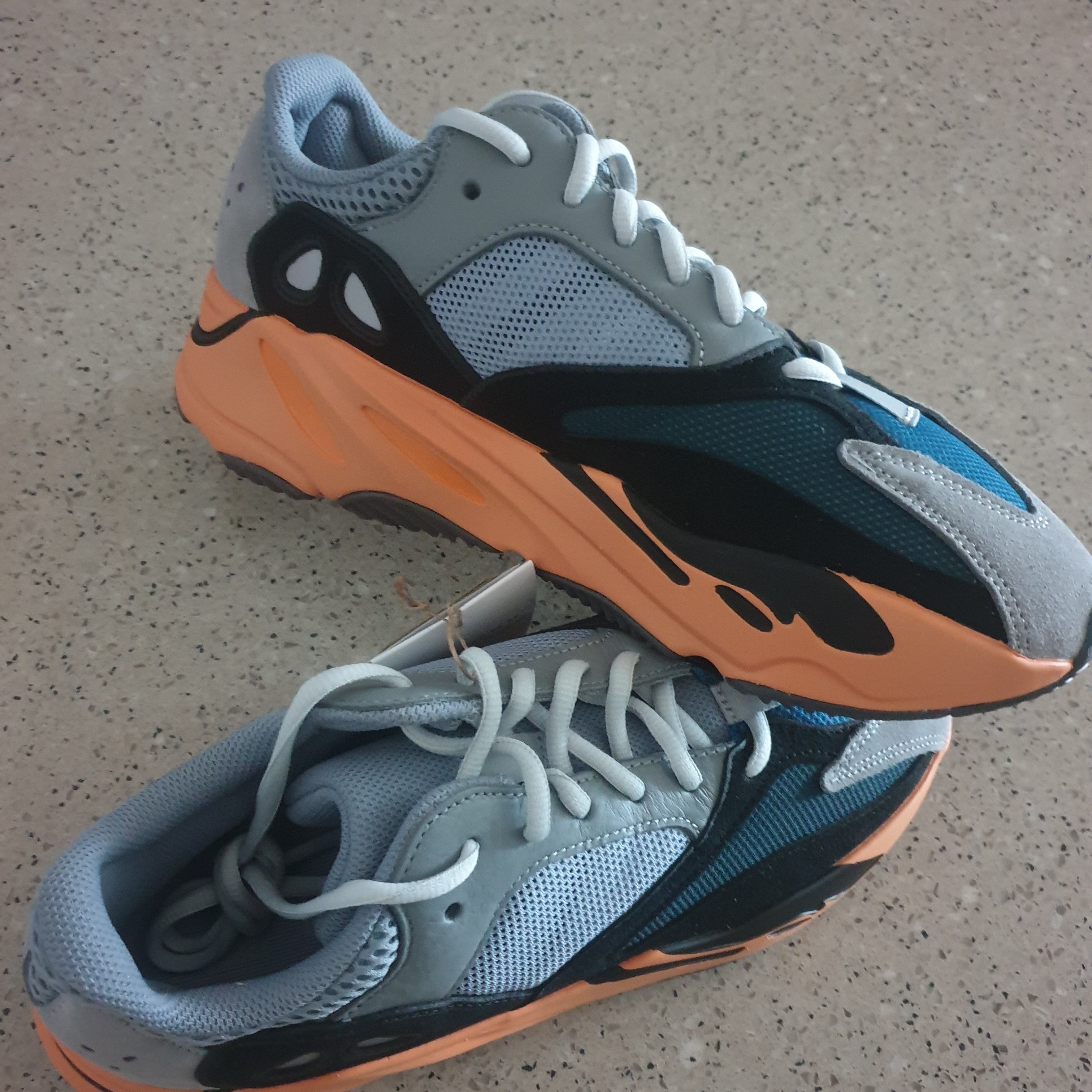 Adidas Yeezy Boost 700 Wash Orange 착용 스타일