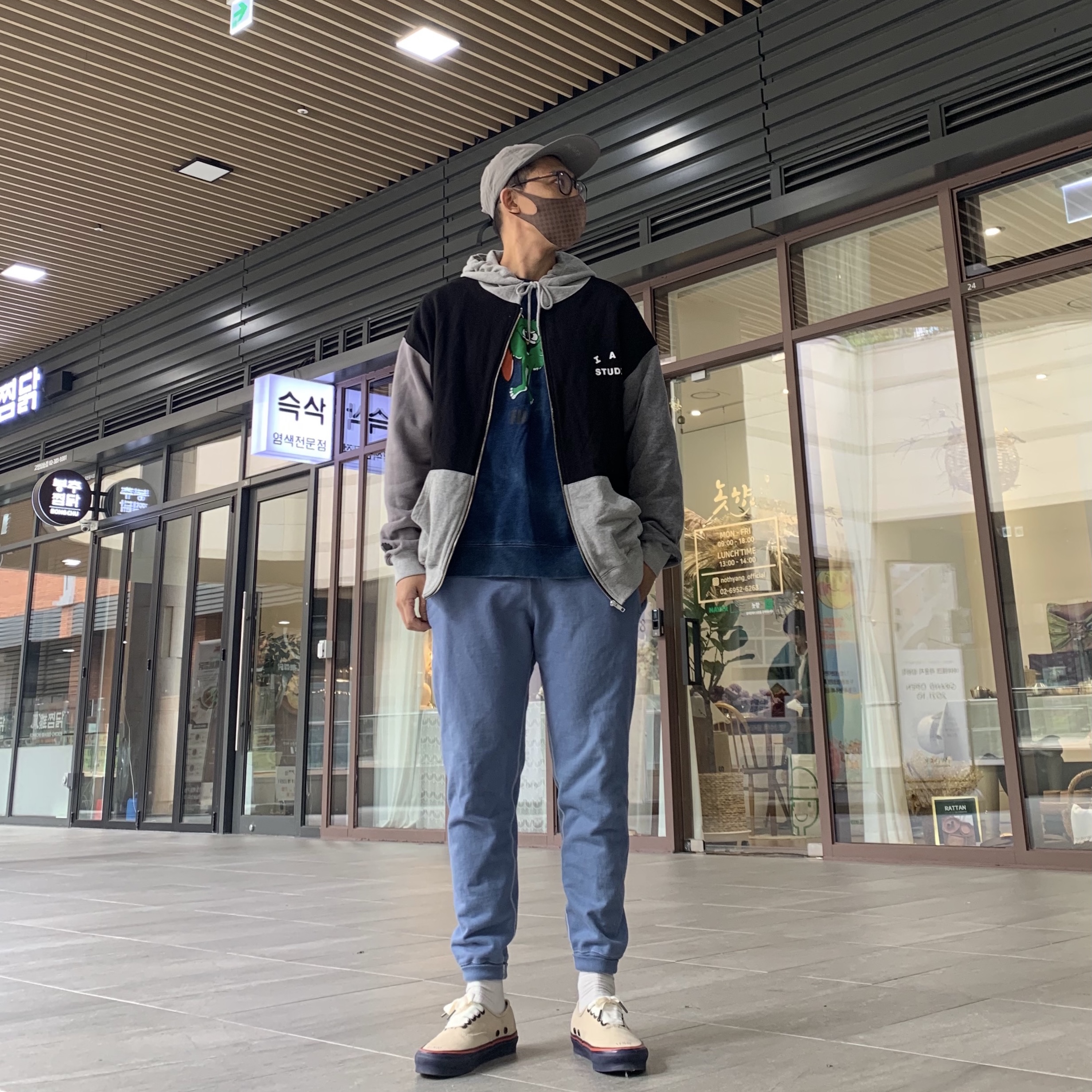 IAB Studio x Niniz Zip-up Hoodie, Vans Vault x Nigel Cabourn OG Authentic LX Worn White Navy 착용 스타일