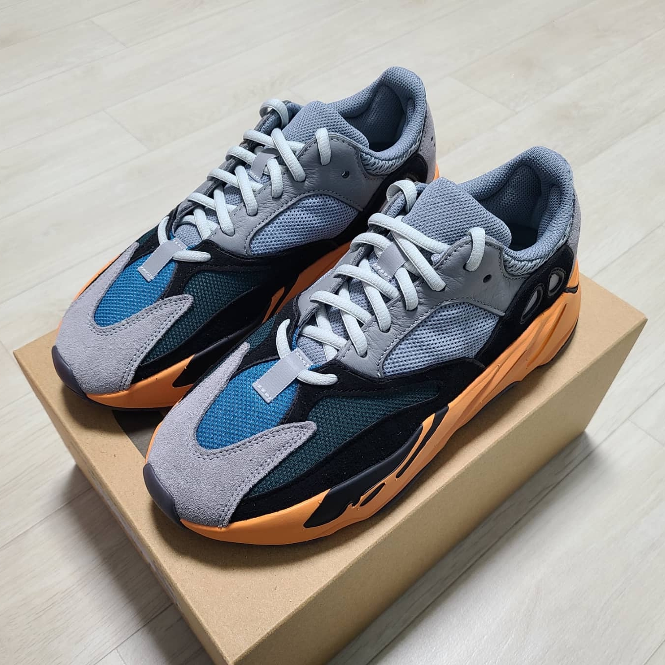 Adidas Yeezy Boost 700 Wash Orange 착용 스타일 - 2