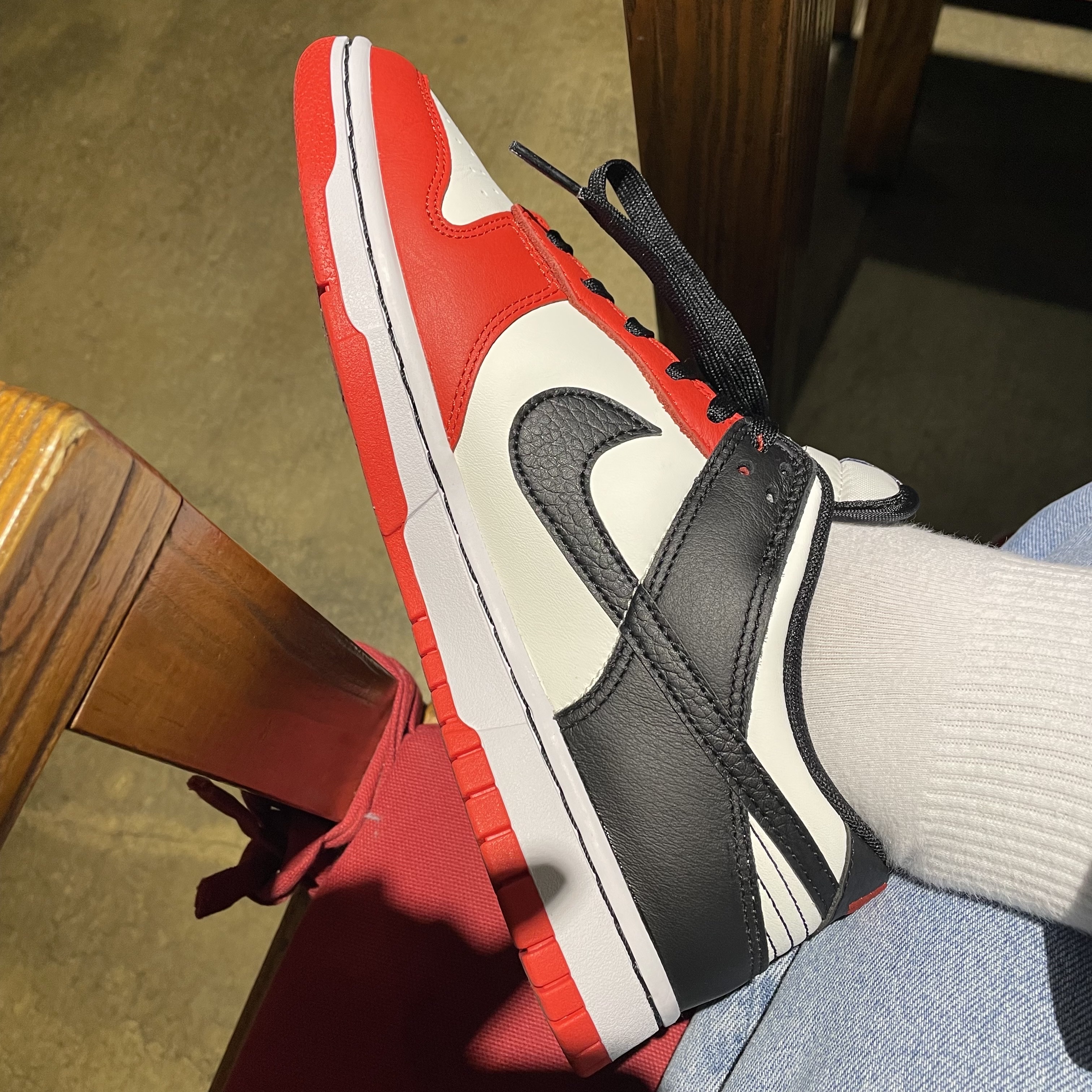 Nike x NBA Dunk Low Retro EMB Black and Chile Red 착용 스타일 - 1
