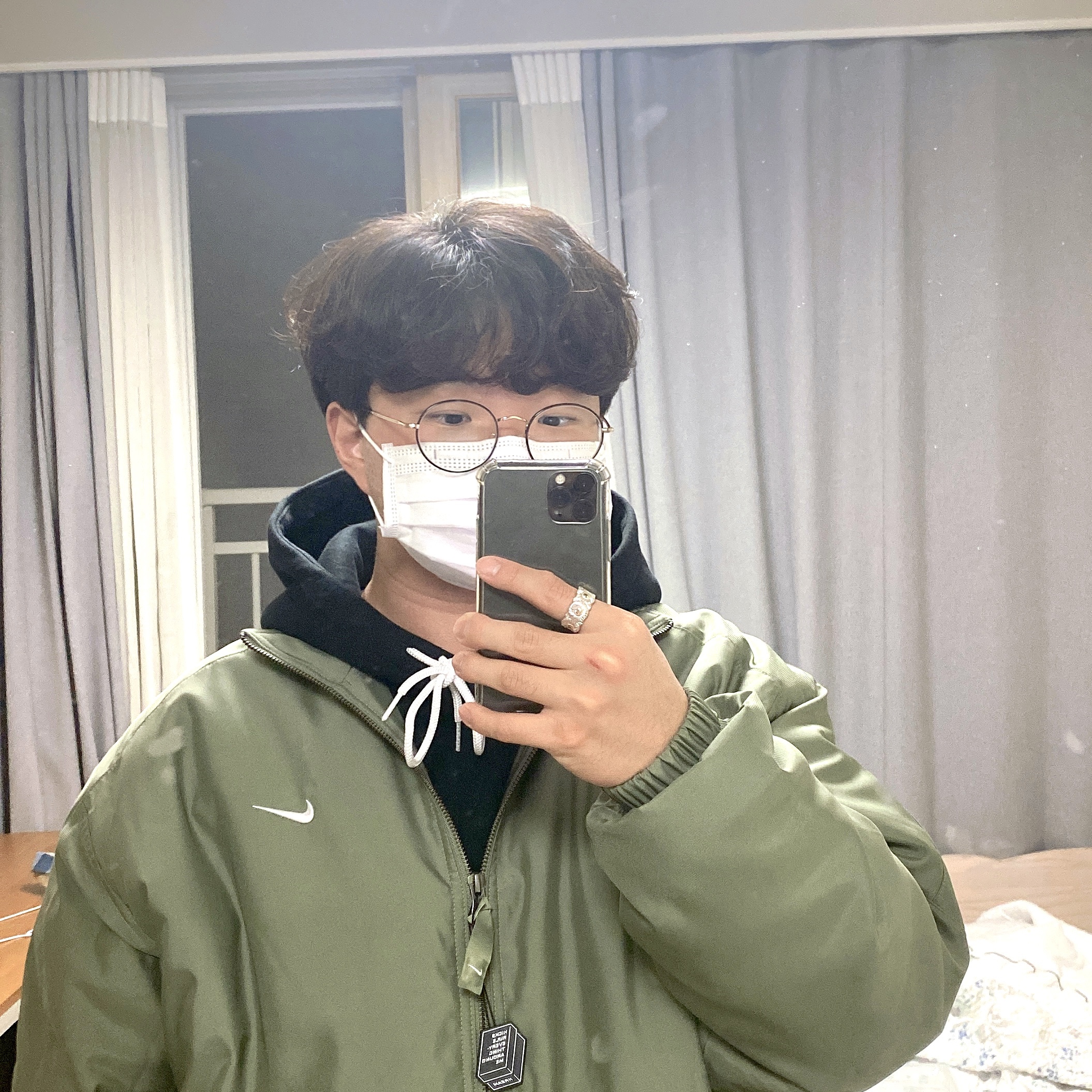 Nike NRG Solo Swoosh Satin Bomber Jacket Light Army - US/EU, Nike NRG Solo Swoosh Satin Bomber Jacket Light Army - Asia 착용 스타일