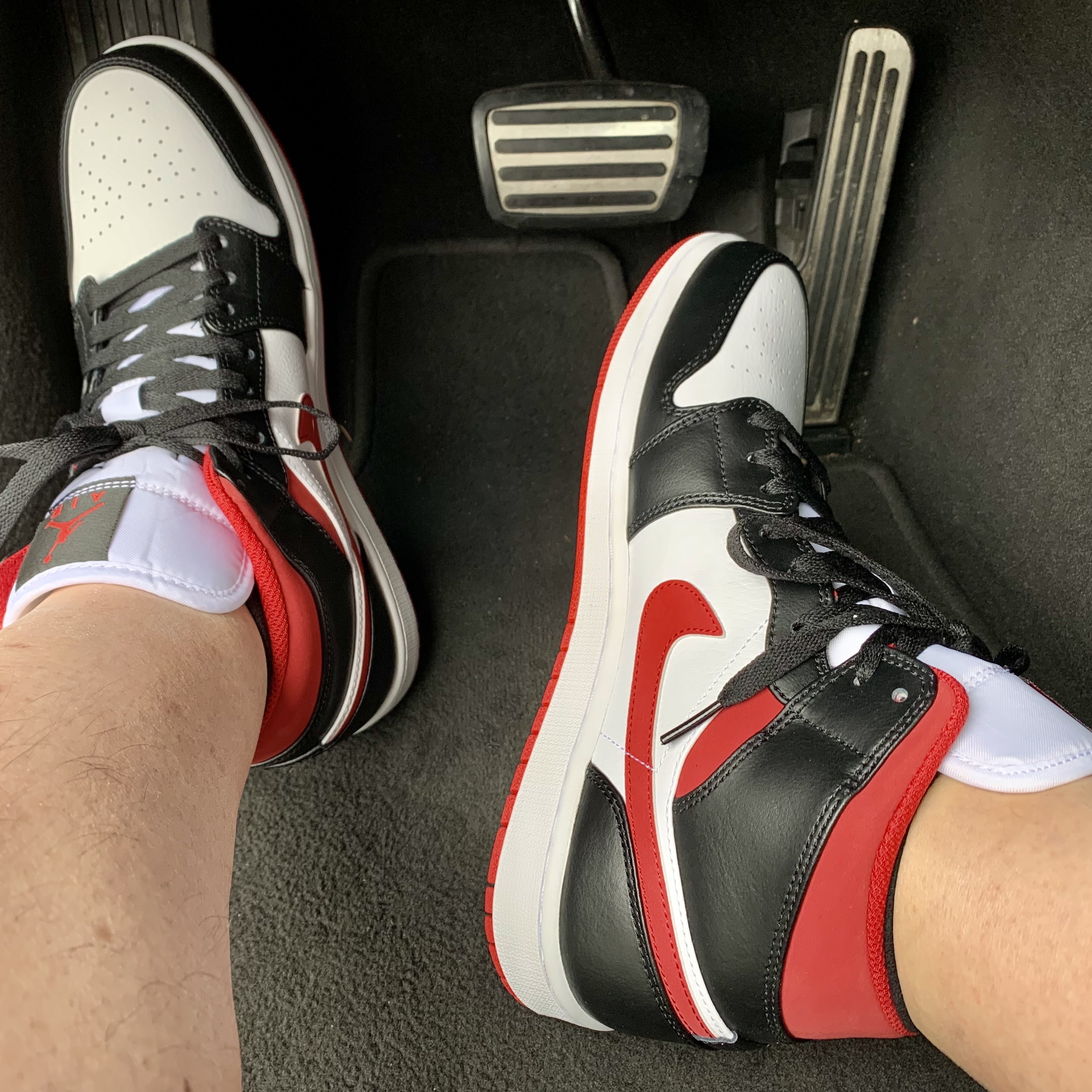 Jordan 1 Mid Gym Red Black White 착용 스타일 - 5