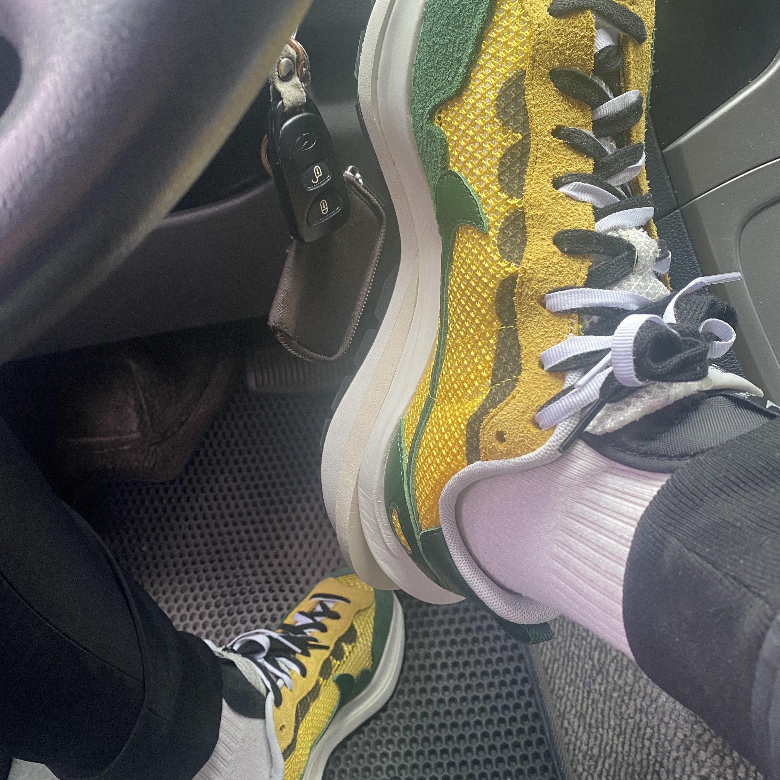 Nike x Sacai VaporWaffle Tour Yellow & Gorge Green Sail 착용 스타일
