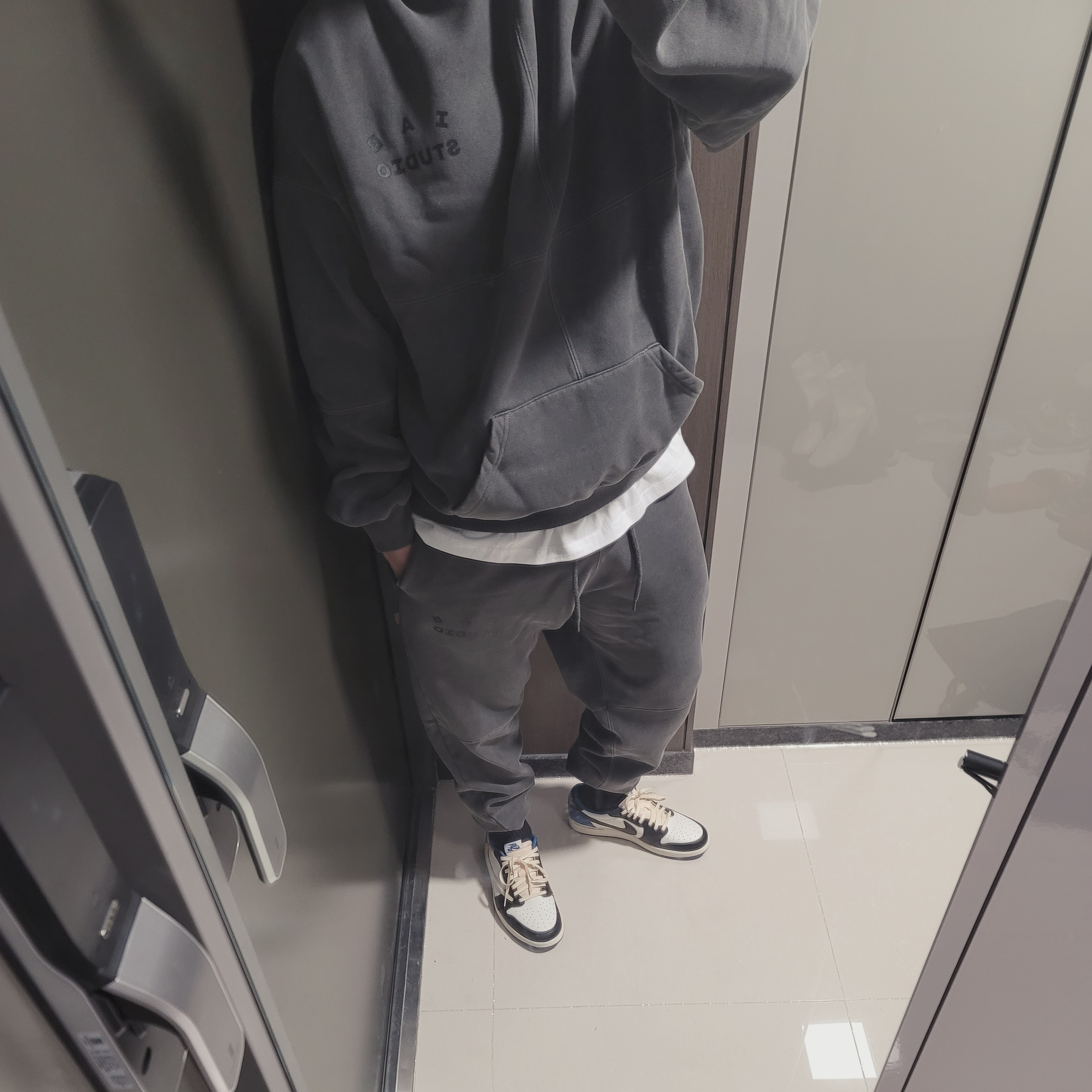 IAB Studio Blocked Pigment Hoodie Black, IAB Studio Blocked Pigment Sweatpants Black 착용 스타일