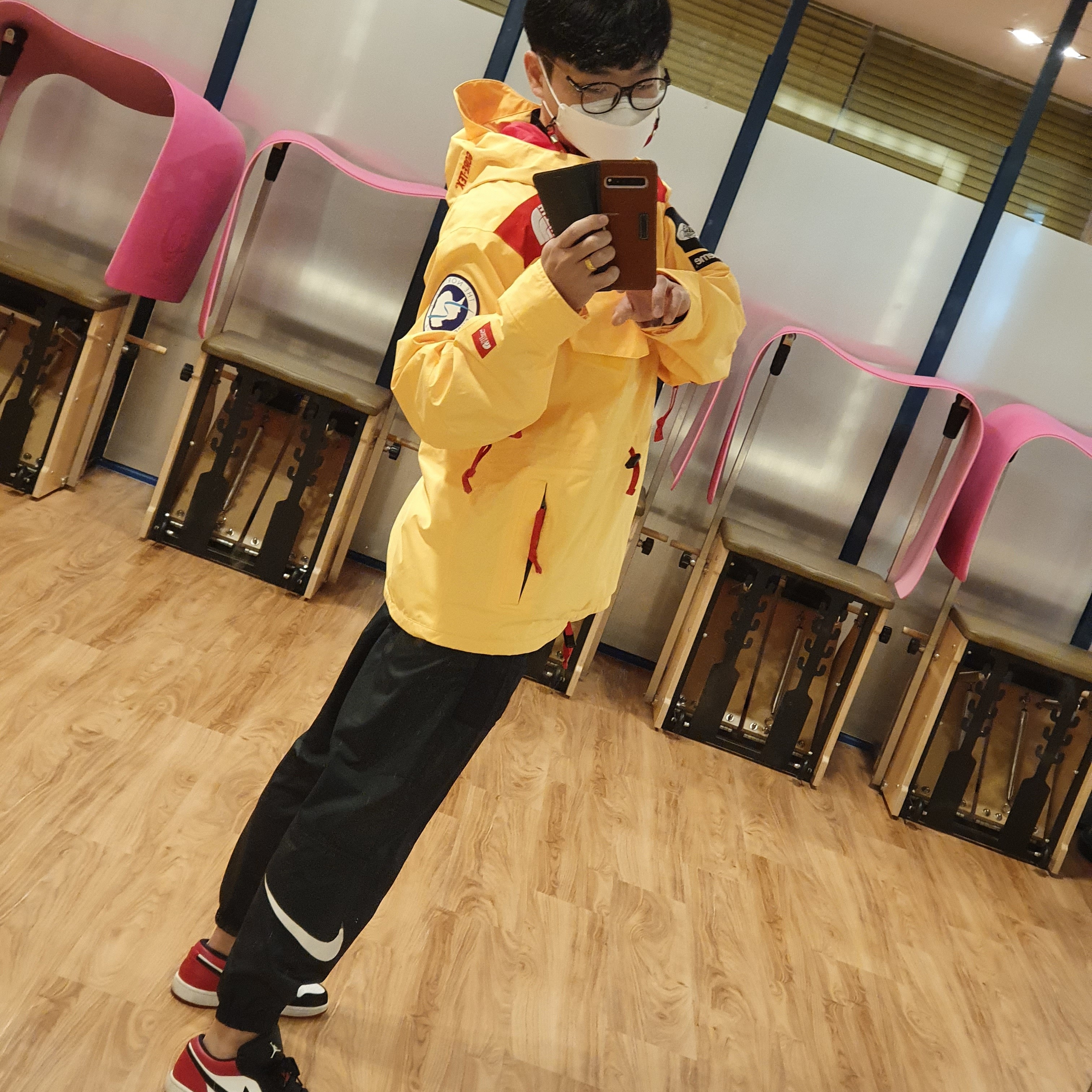 Jordan 1 Low Black Toe, Supreme x The North Face Trans Antarctica Expedition Pullover Jacket Yellow - 17SS 착용 스타일 - 2