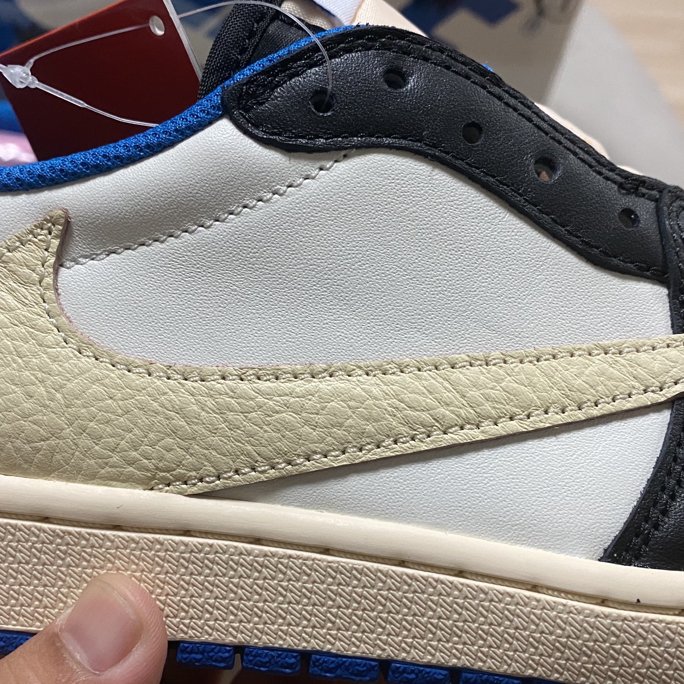 Jordan 1 x Travis Scott x Fragment Retro Low OG SP Military Blue 착용 스타일 - 5