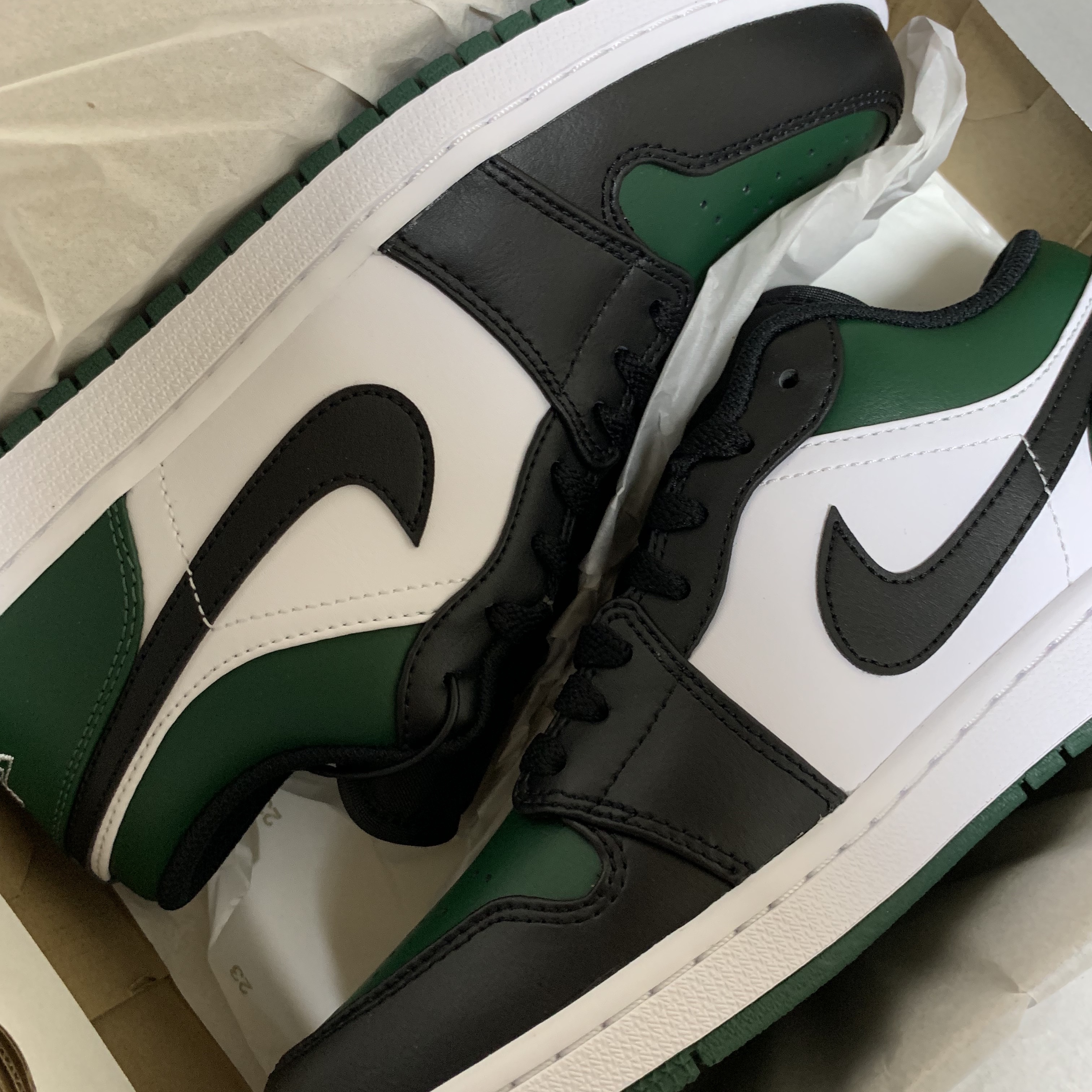 Jordan 1 Low Green Toe 착용 스타일 - 1