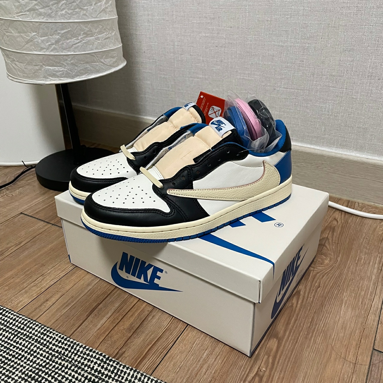 Jordan 1 x Travis Scott x Fragment Retro Low OG SP Military Blue 착용 스타일