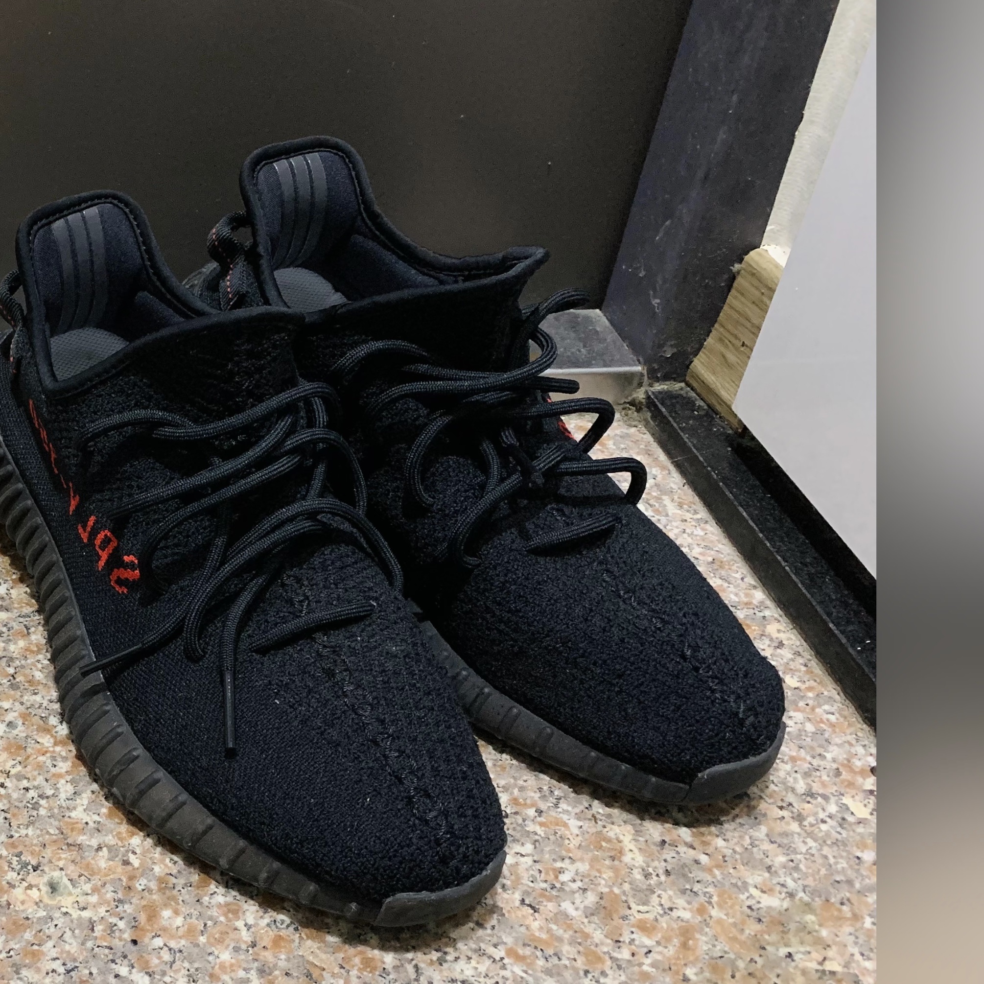 Adidas Yeezy Boost 350 V2 Light, Adidas Yeezy Boost 350 V2 Black Red 2020 착용 스타일 - 2