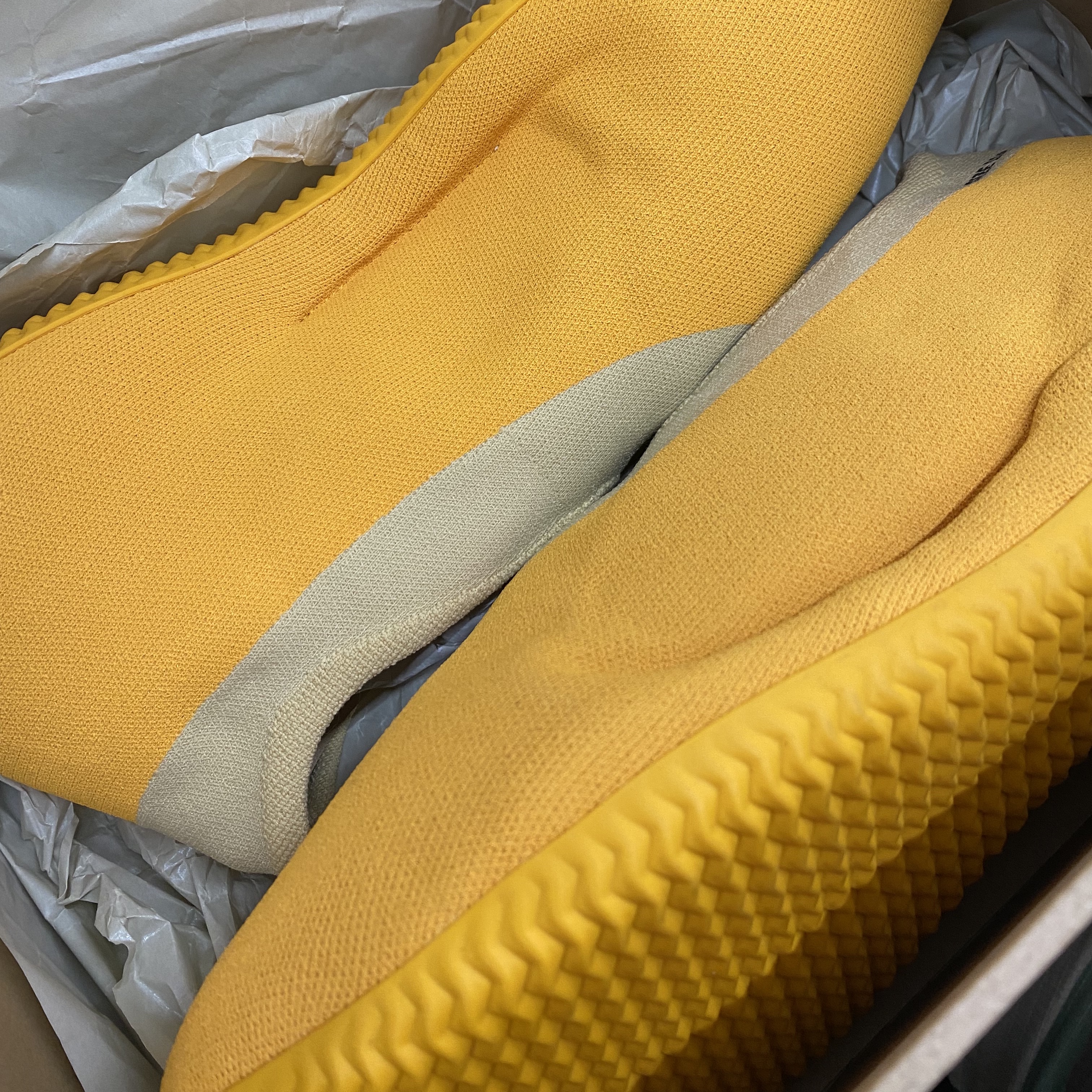 Adidas Yeezy Knit RNR Sulfur 착용 스타일