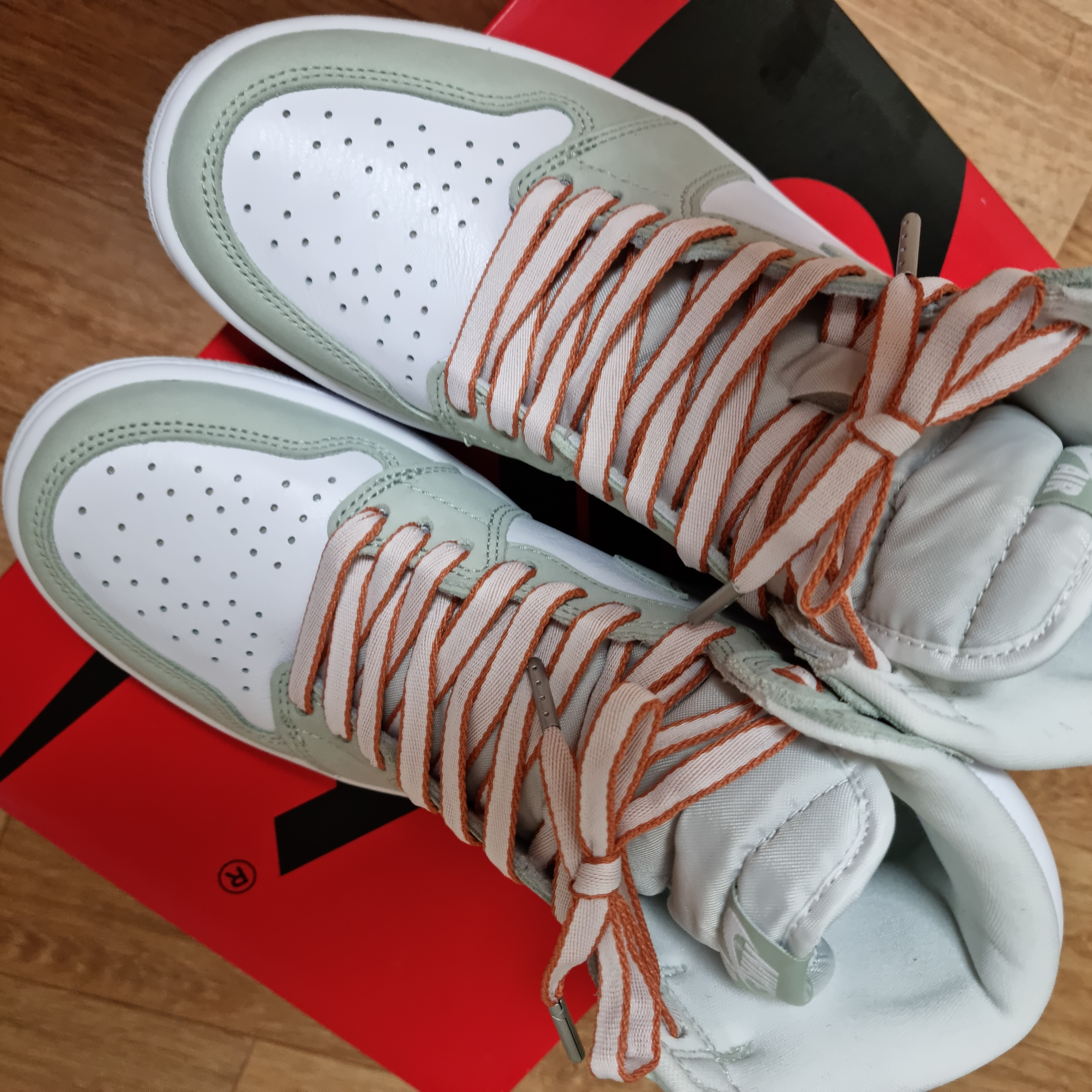 (W) Jordan 1 Retro High OG Seafoam 착용 스타일 - 1