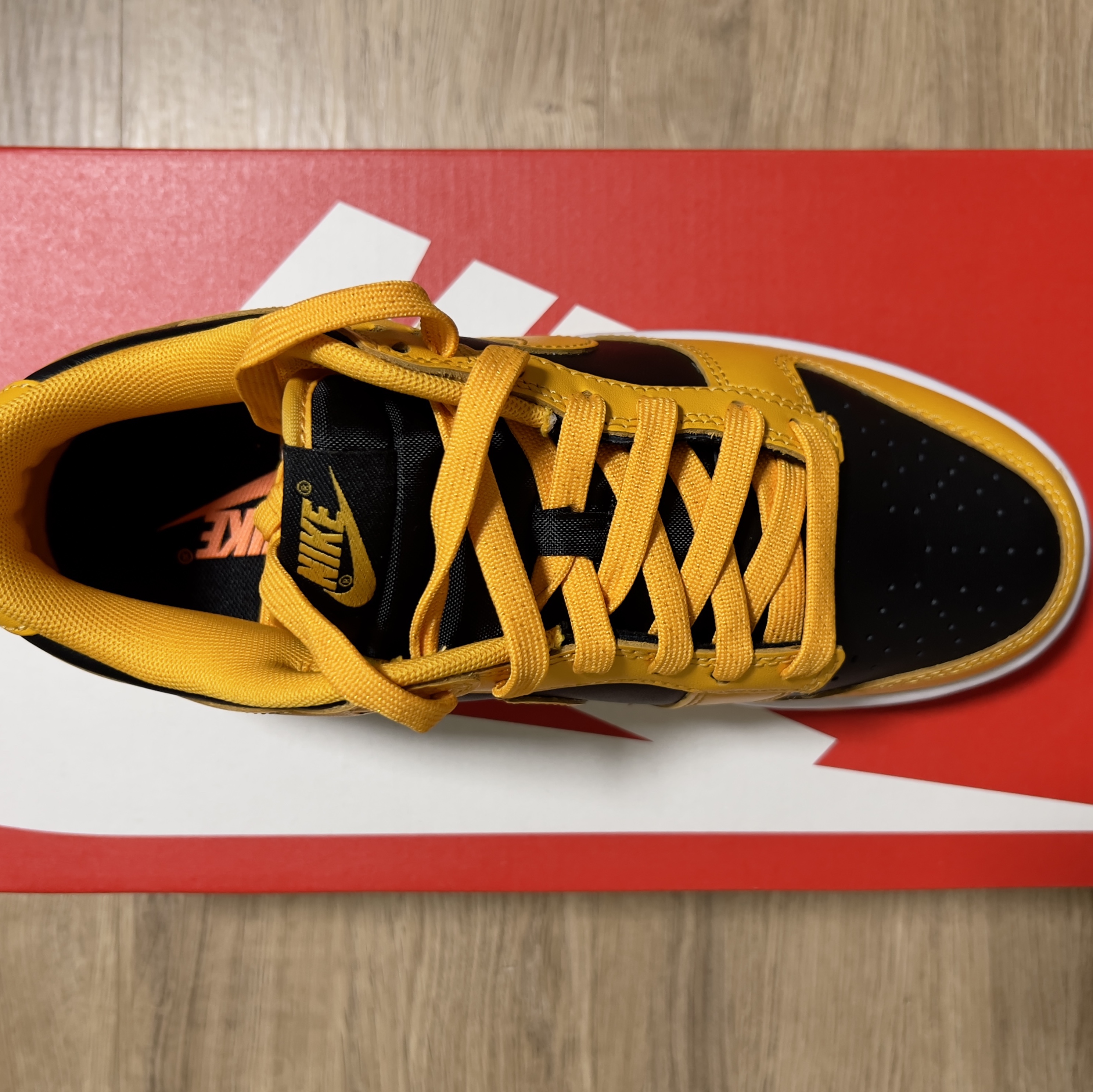 Nike Dunk Low Retro Championship Goldenrod 착용 스타일 - 2