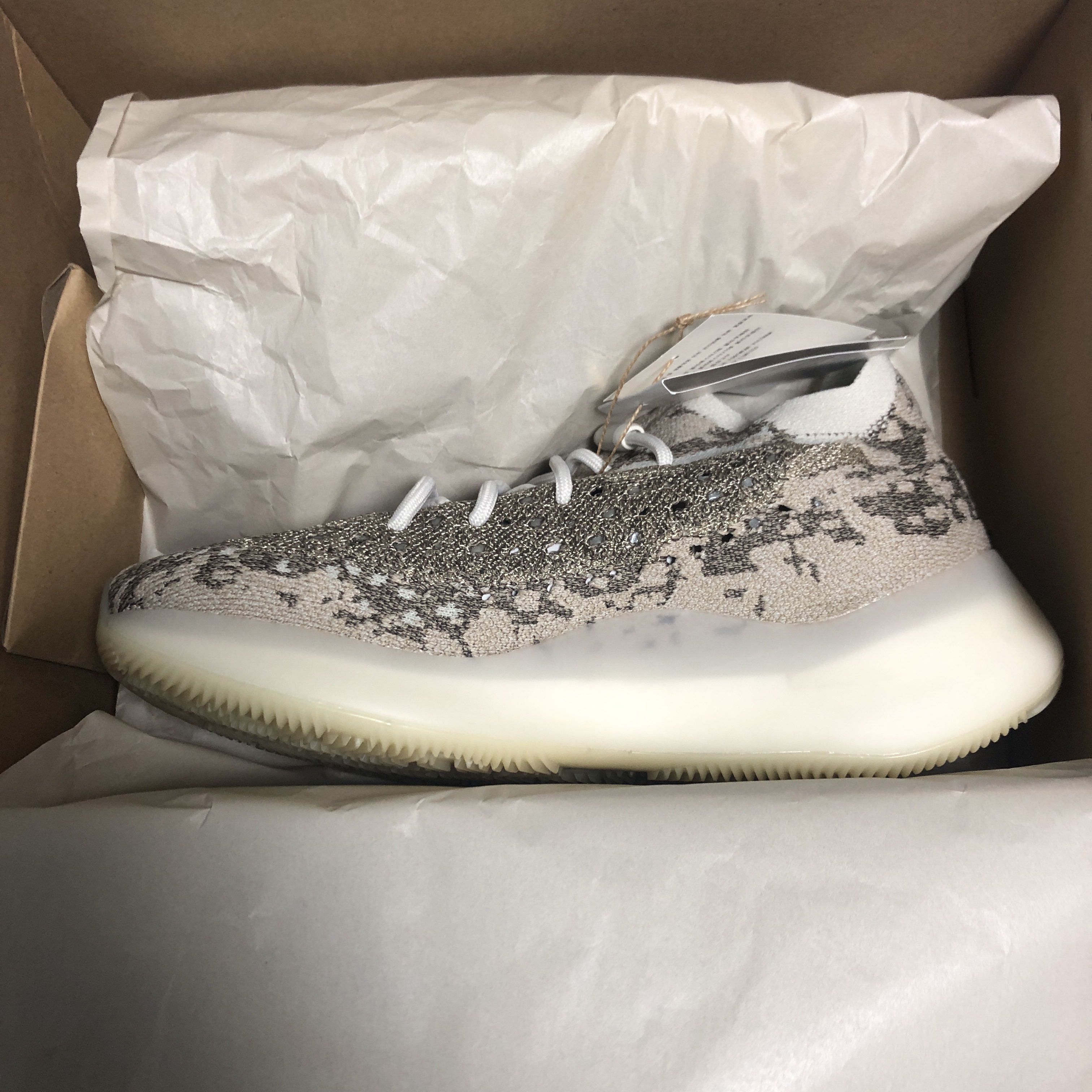 Adidas Yeezy Boost 380 Pyrite 착용 스타일 - 3