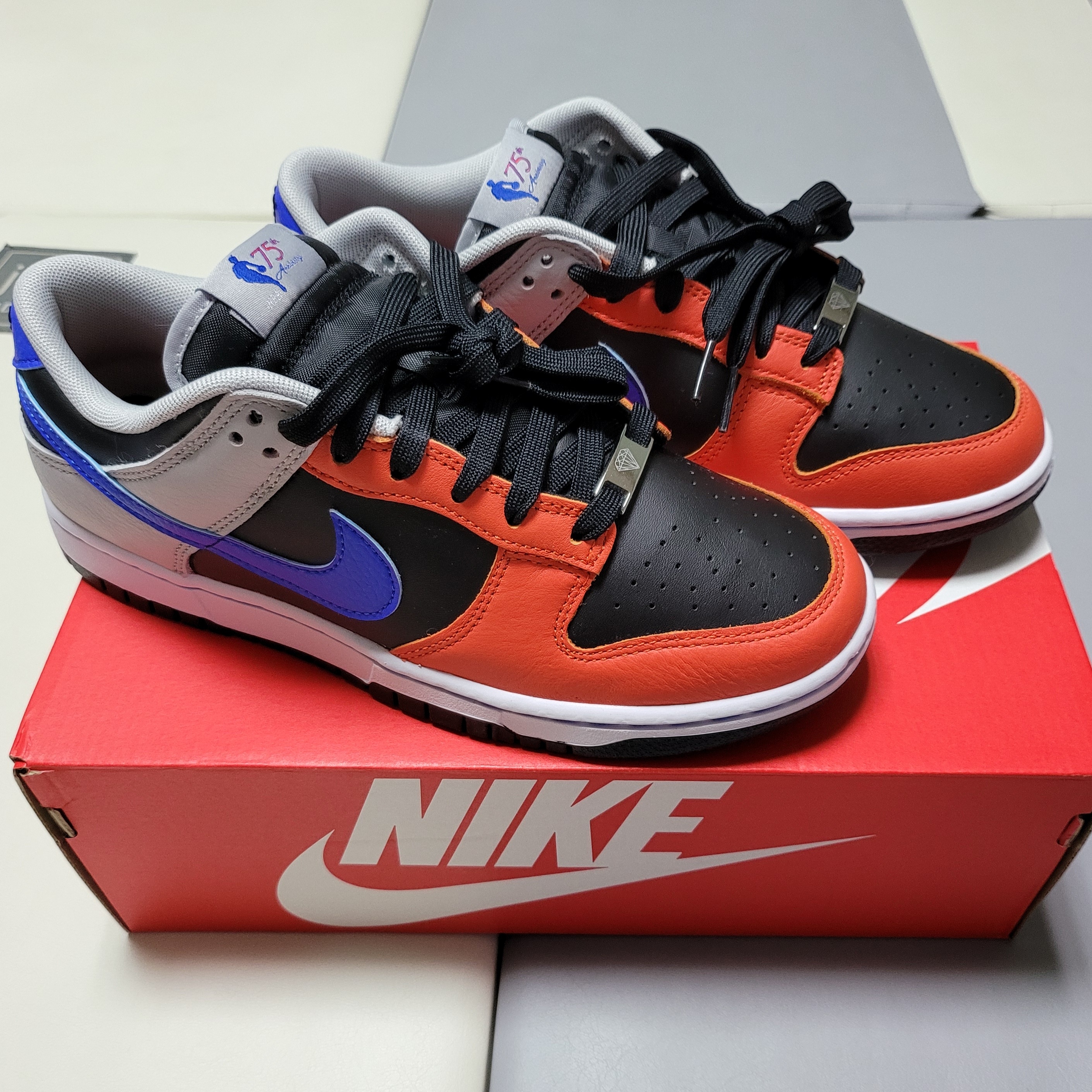 Nike x NBA Dunk Low Retro EMB Racer Blue and Orange 착용 스타일 - 1