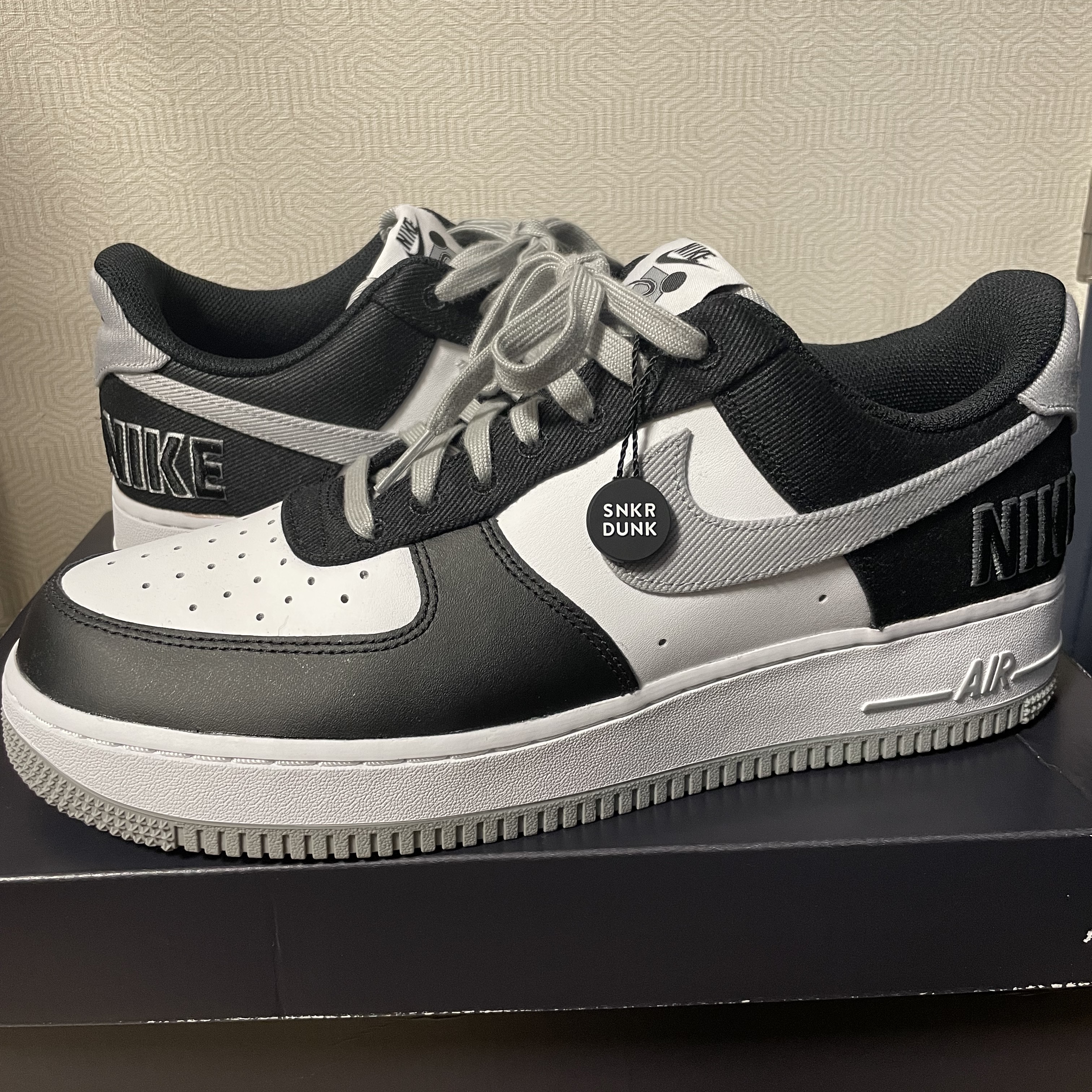 Nike Air Force 1 '07 LV8 EMB Black Silver 착용 스타일