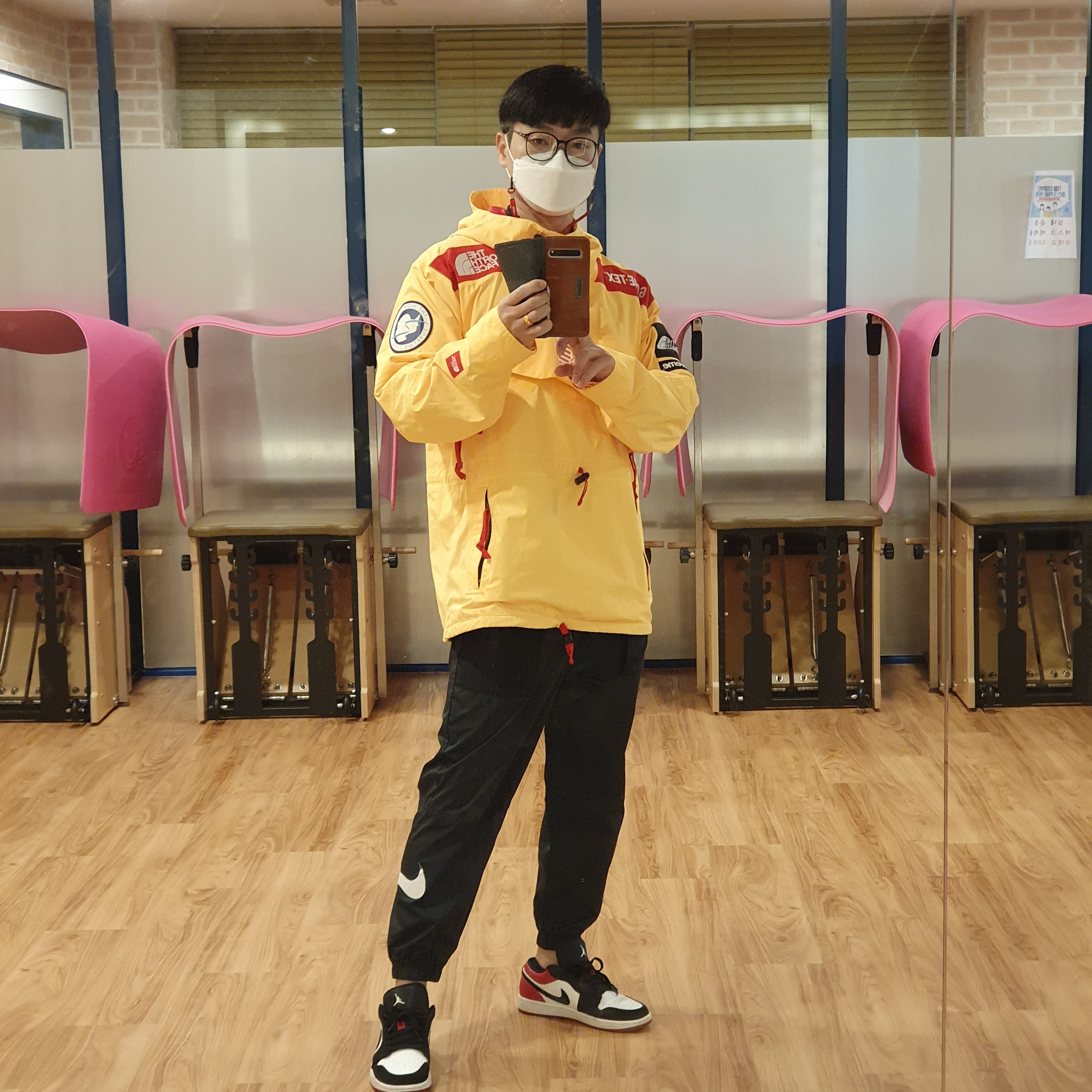 Jordan 1 Low Black Toe, Supreme x The North Face Trans Antarctica Expedition Pullover Jacket Yellow - 17SS 착용 스타일 - 1