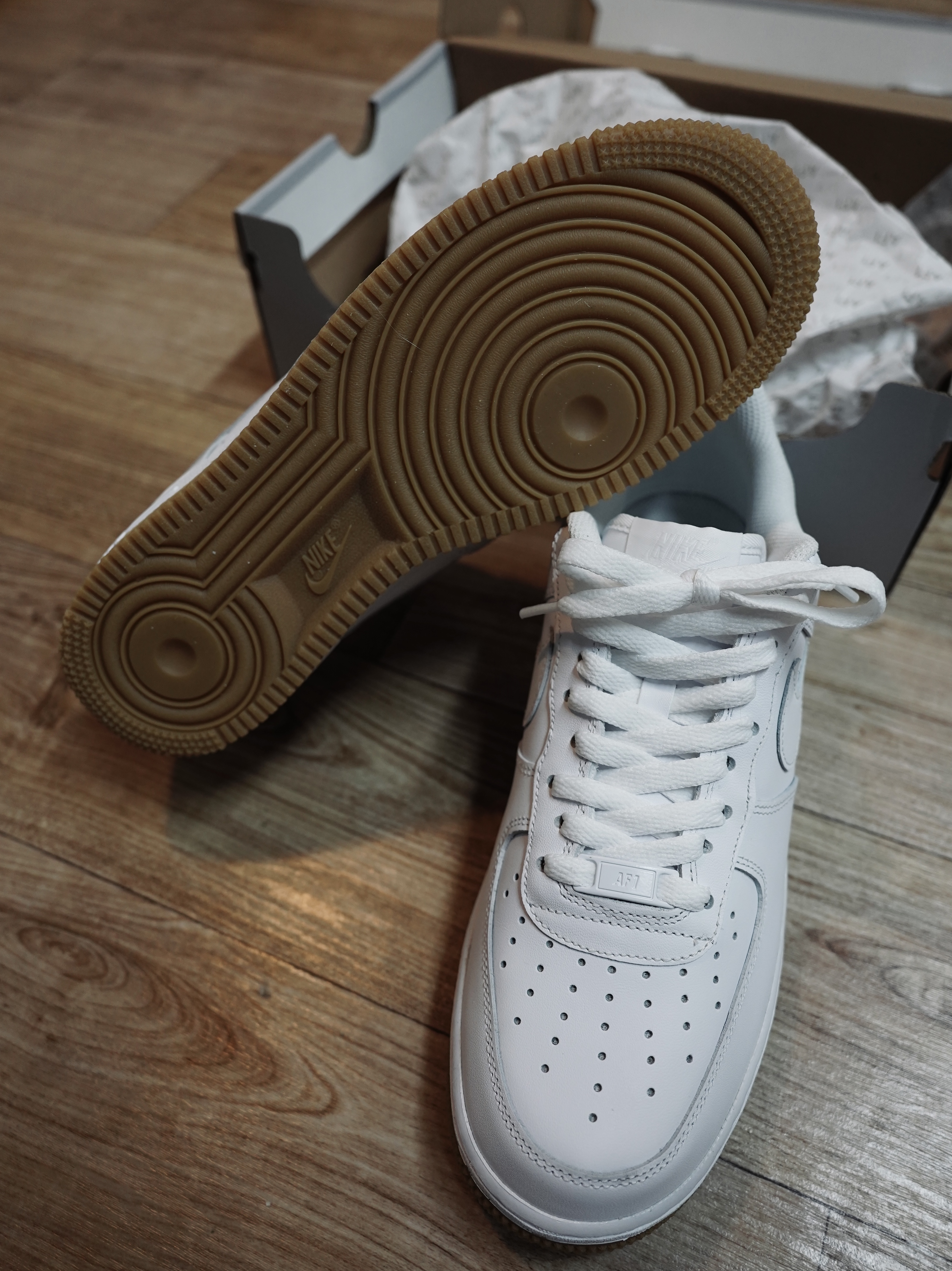 Nike Air Force 1 '07 White Gum Light Brown 착용 스타일 - 1