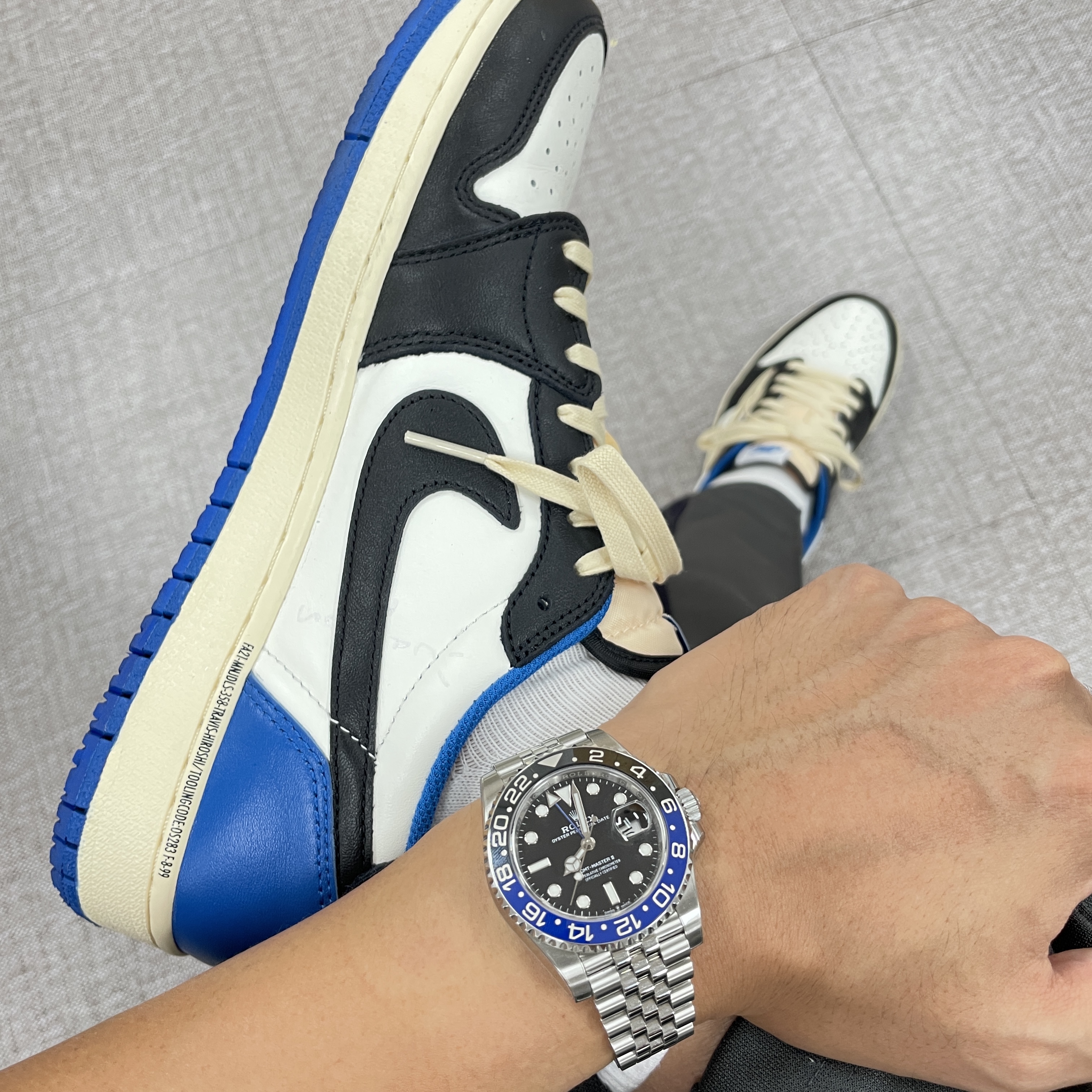Rolex GMT-Master II 40mm 126710BLNR Black Jubilee, Jordan 1 x Travis Scott x Fragment Retro Low OG SP Military Blue 착용 스타일