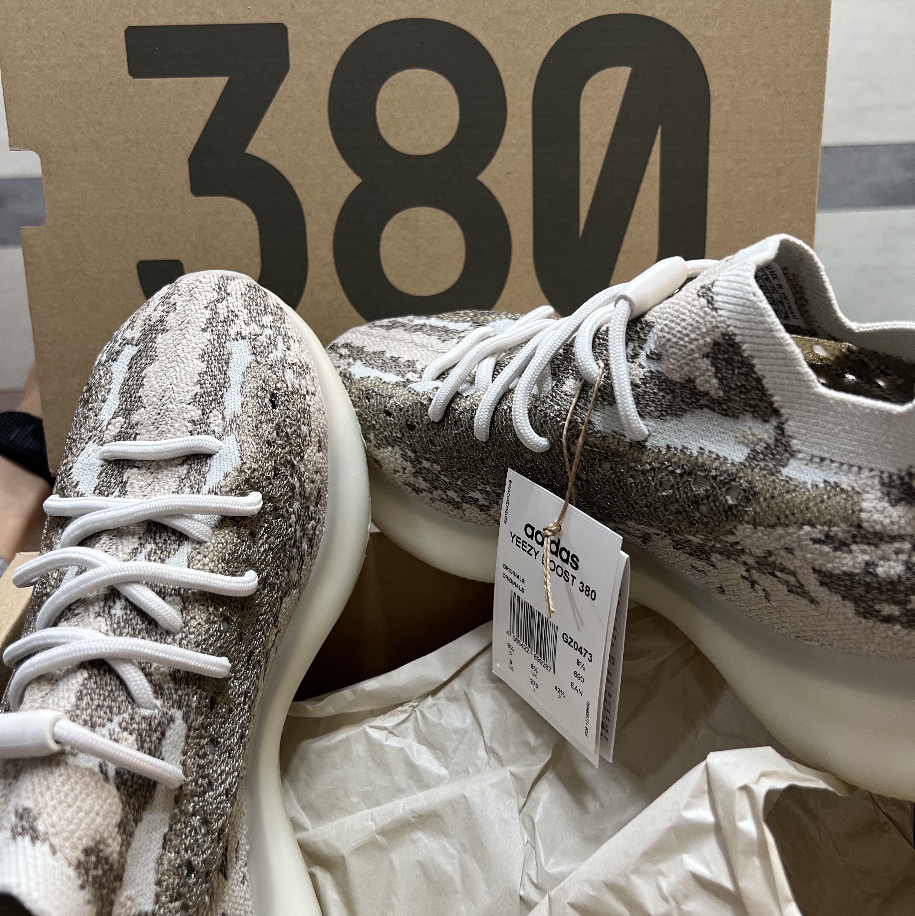 Adidas Yeezy Boost 380 Pyrite 착용 스타일
