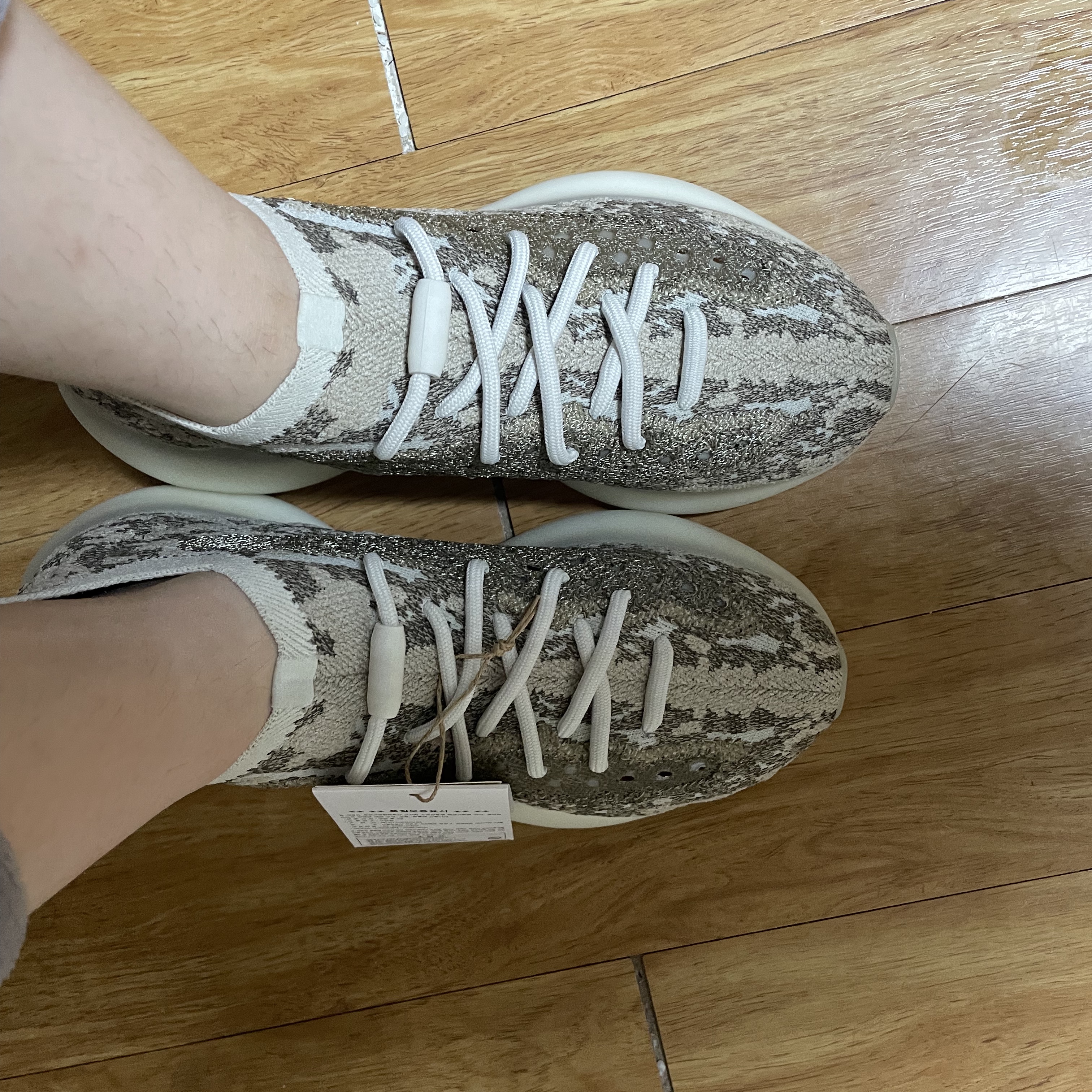 Adidas Yeezy Boost 380 Pyrite 착용 스타일 - 2