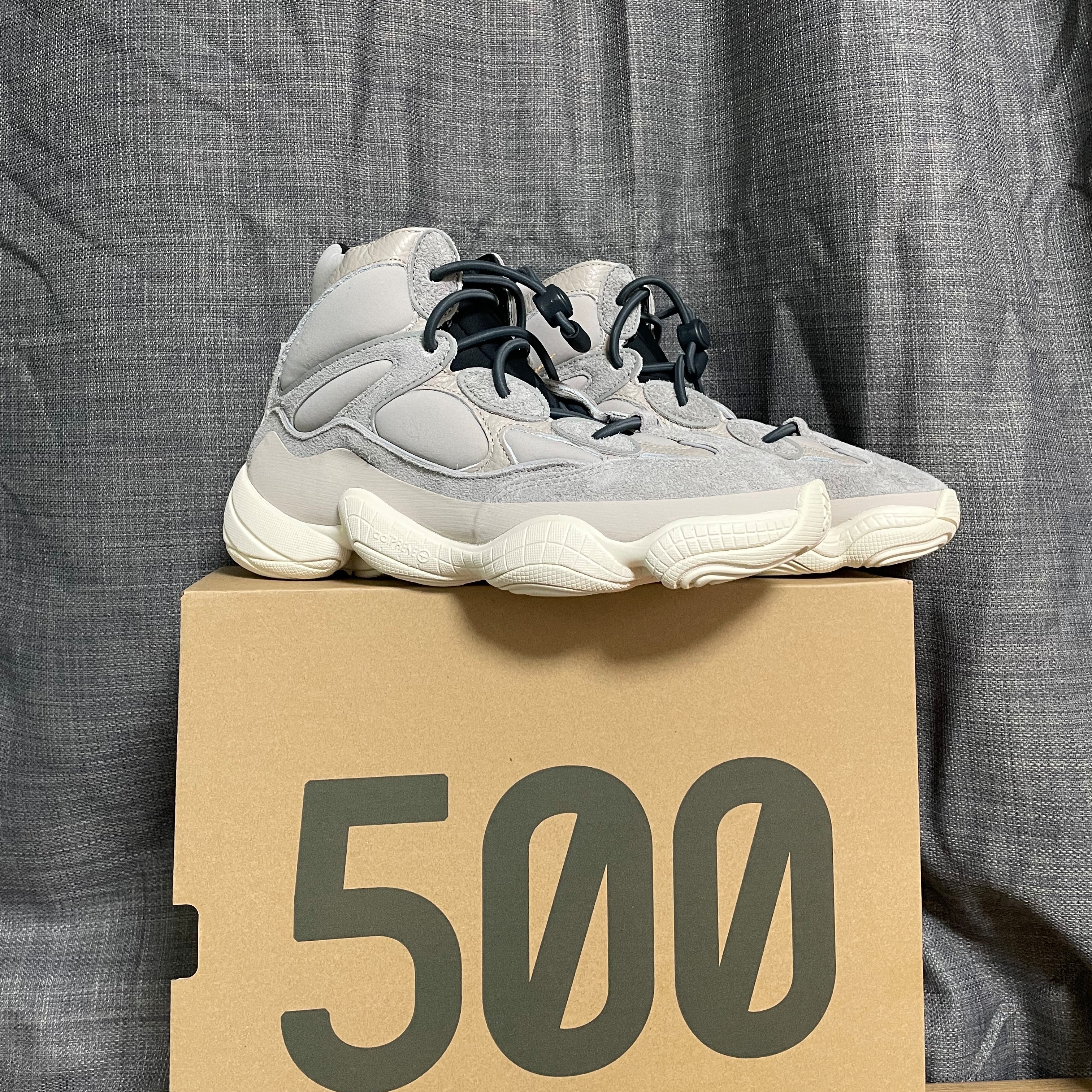 Adidas Yeezy 500 High Mist Stone 착용 스타일