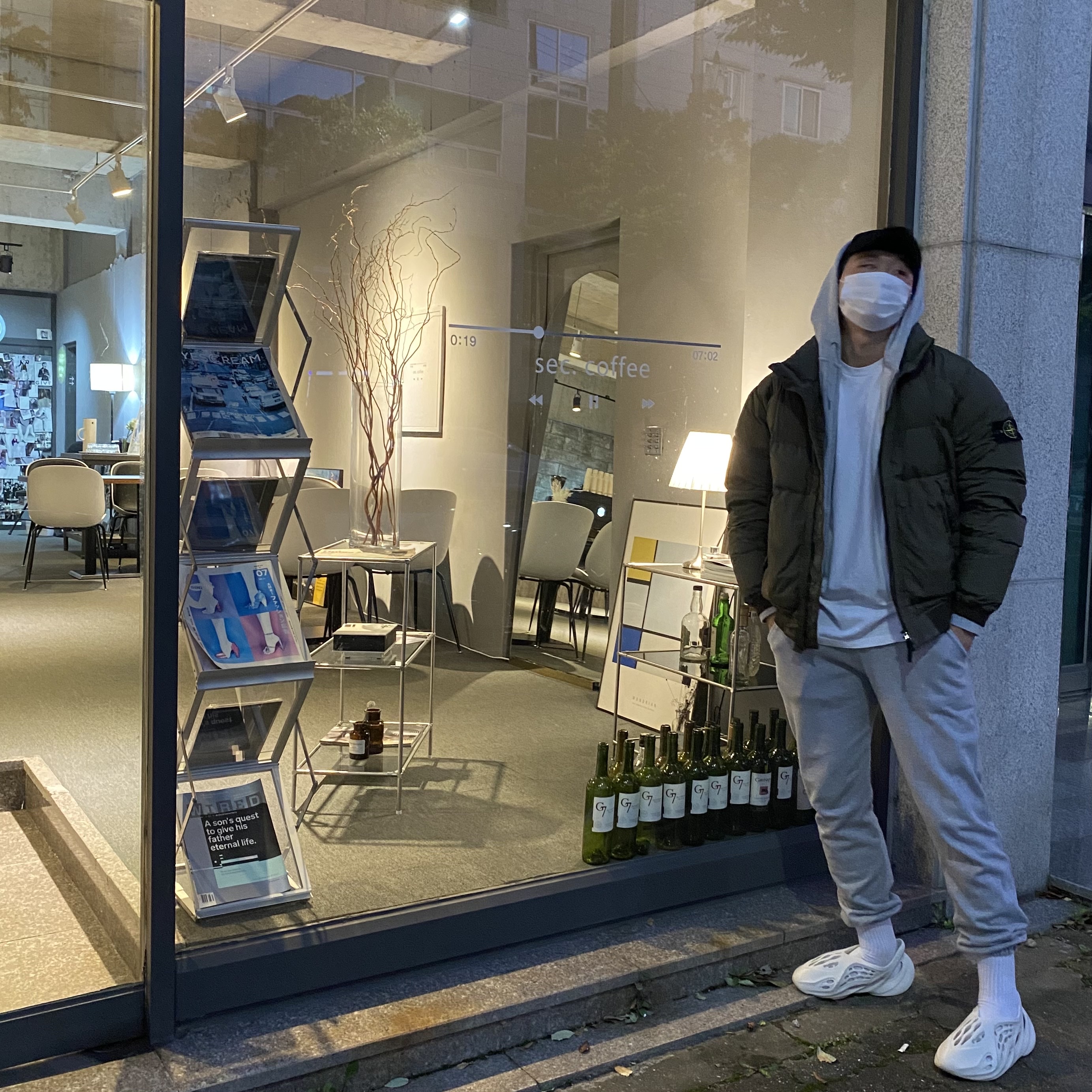 Adidas Yeezy Foam RNNR Sand 착용 스타일